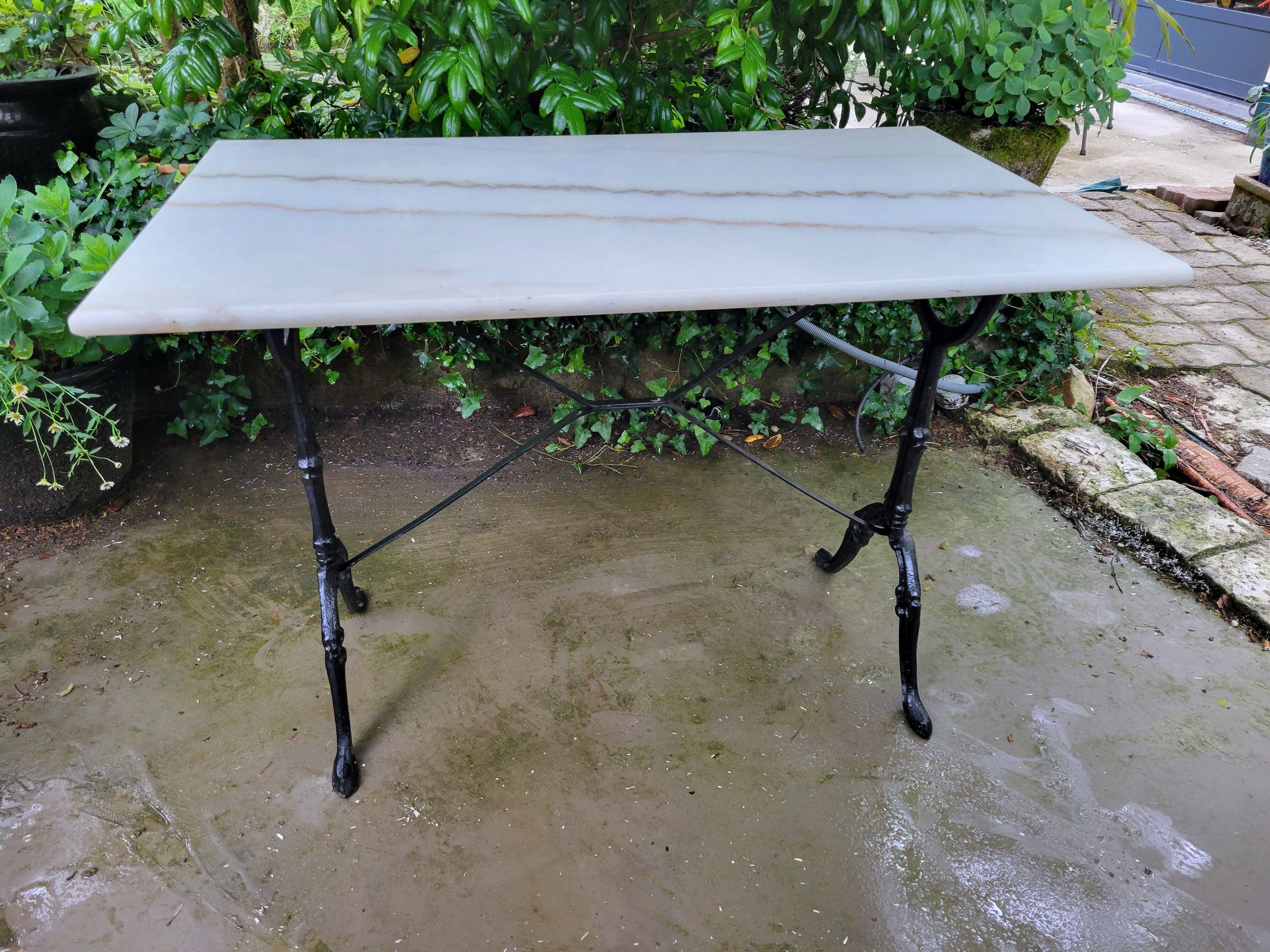 Bistro table in Carrara marble and cast iron, circa 1900.