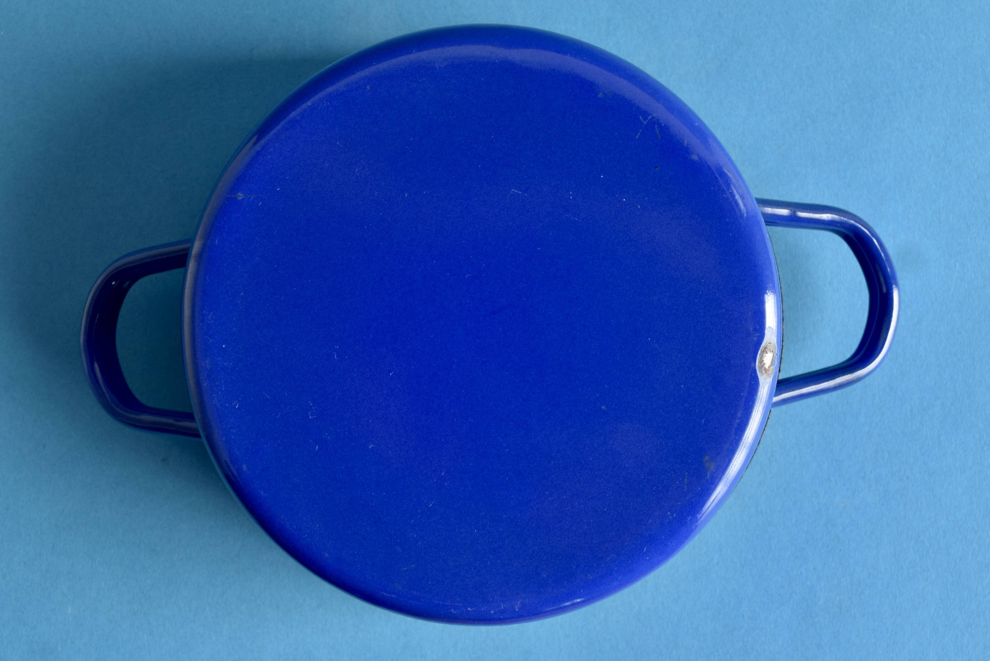 Paire de petites casseroles vintage en tôle émaillée bleues