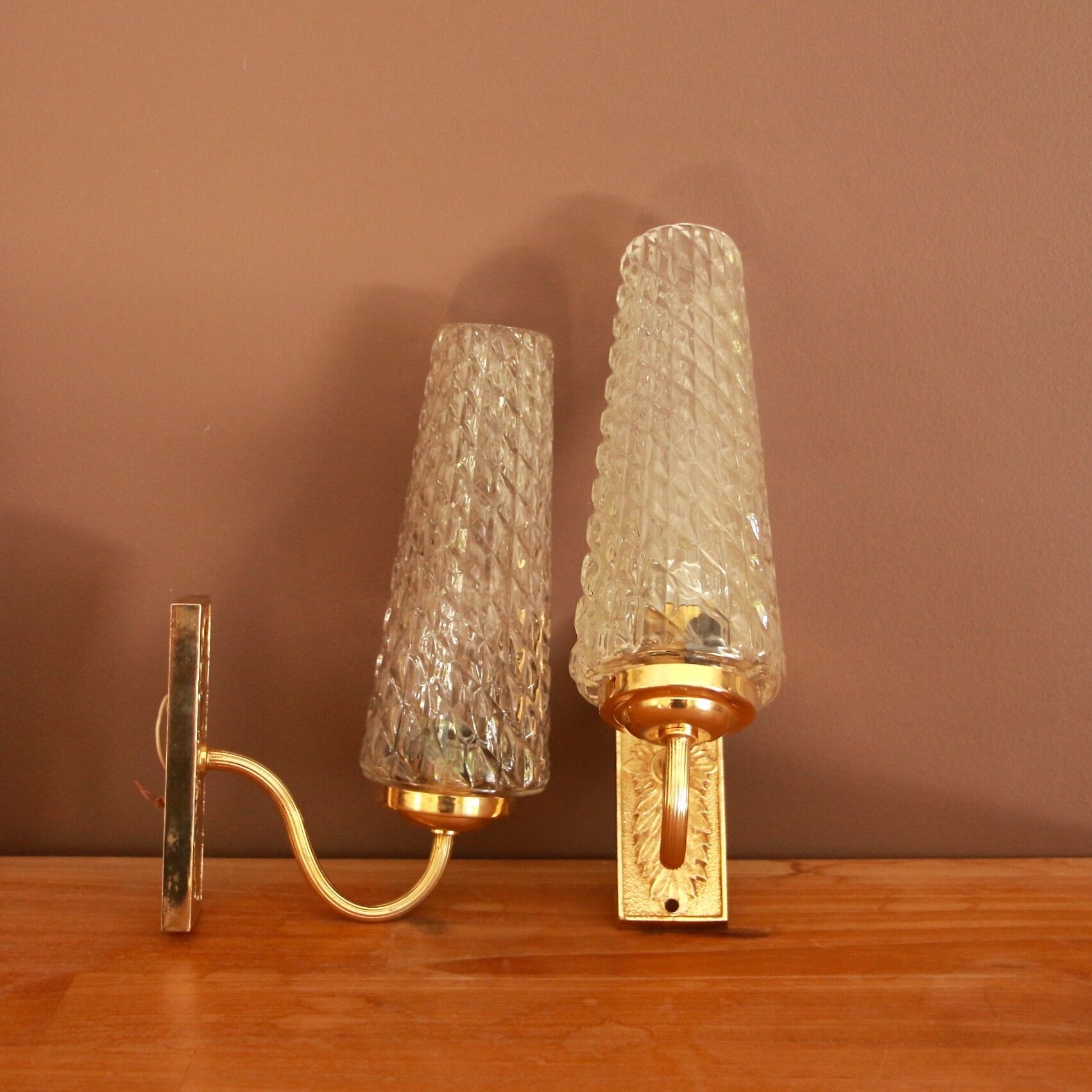 Pair of sconces in gold metal and tulip globe