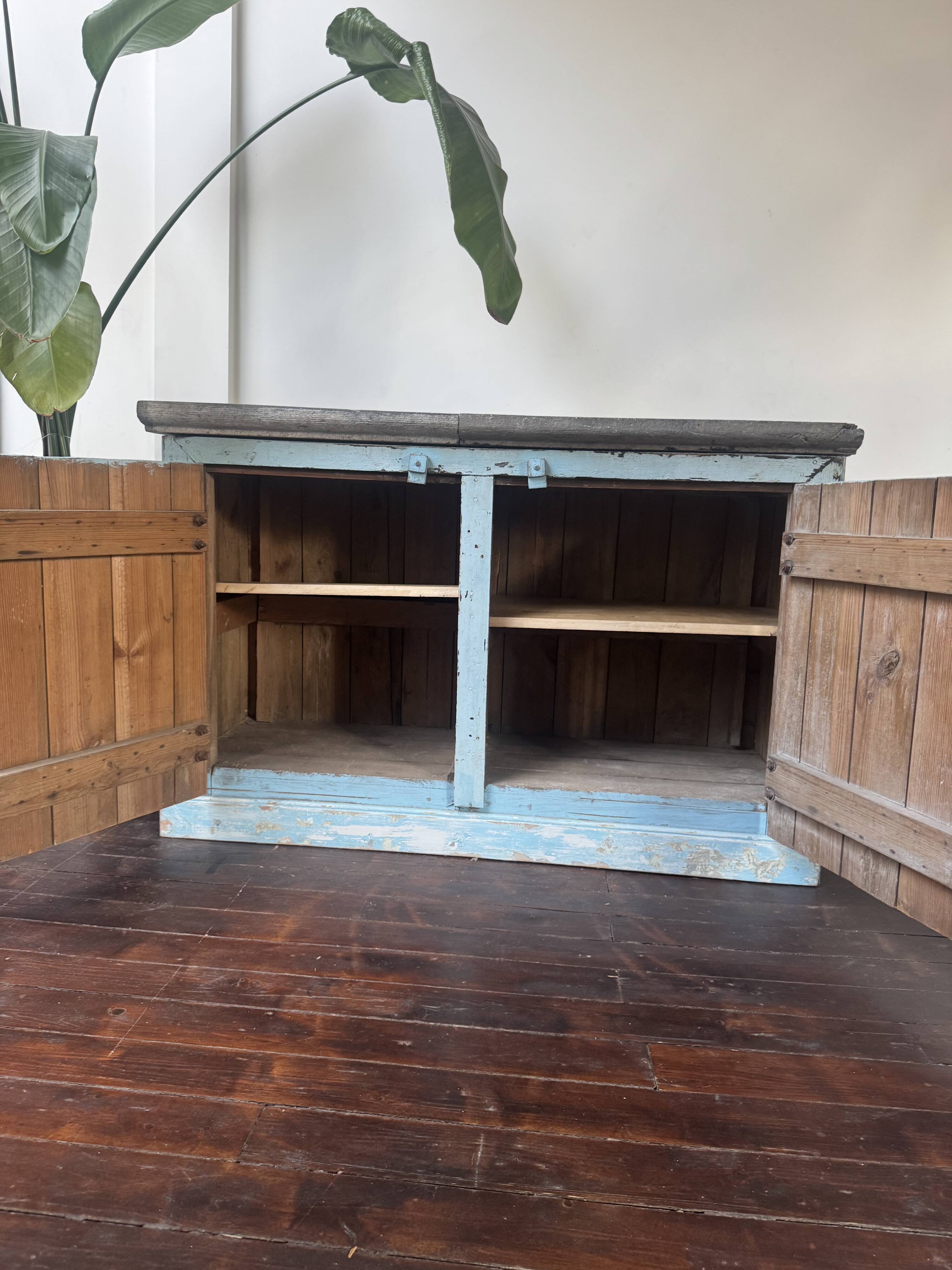 Antique fishmonger’s furniture – Solid stone top – Nearly century-old piece