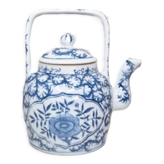 Théière chinoise en porcelaine bleue et blanche poignée carré