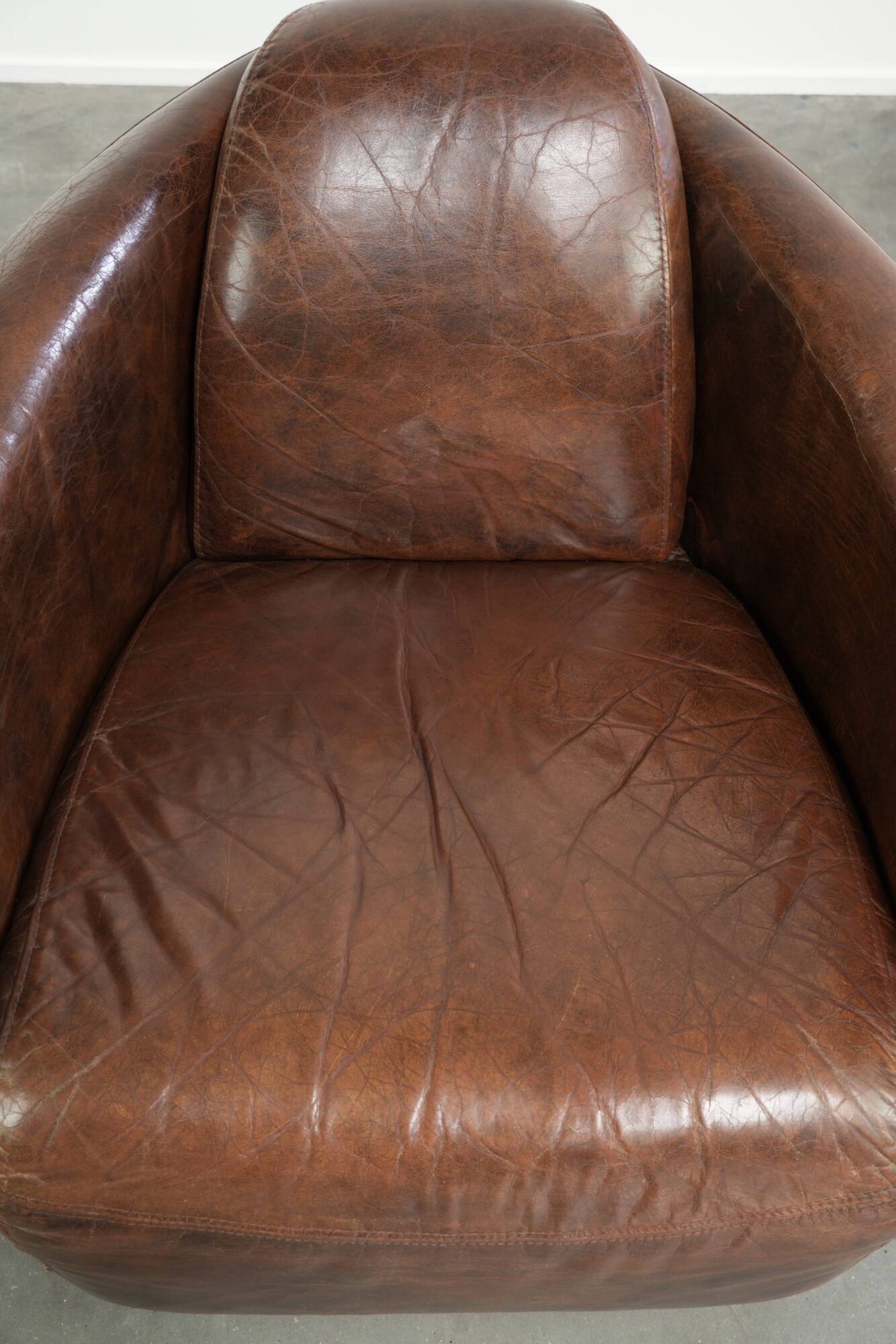 Cow leather armchair in Aviator design with patina and a warm appearance