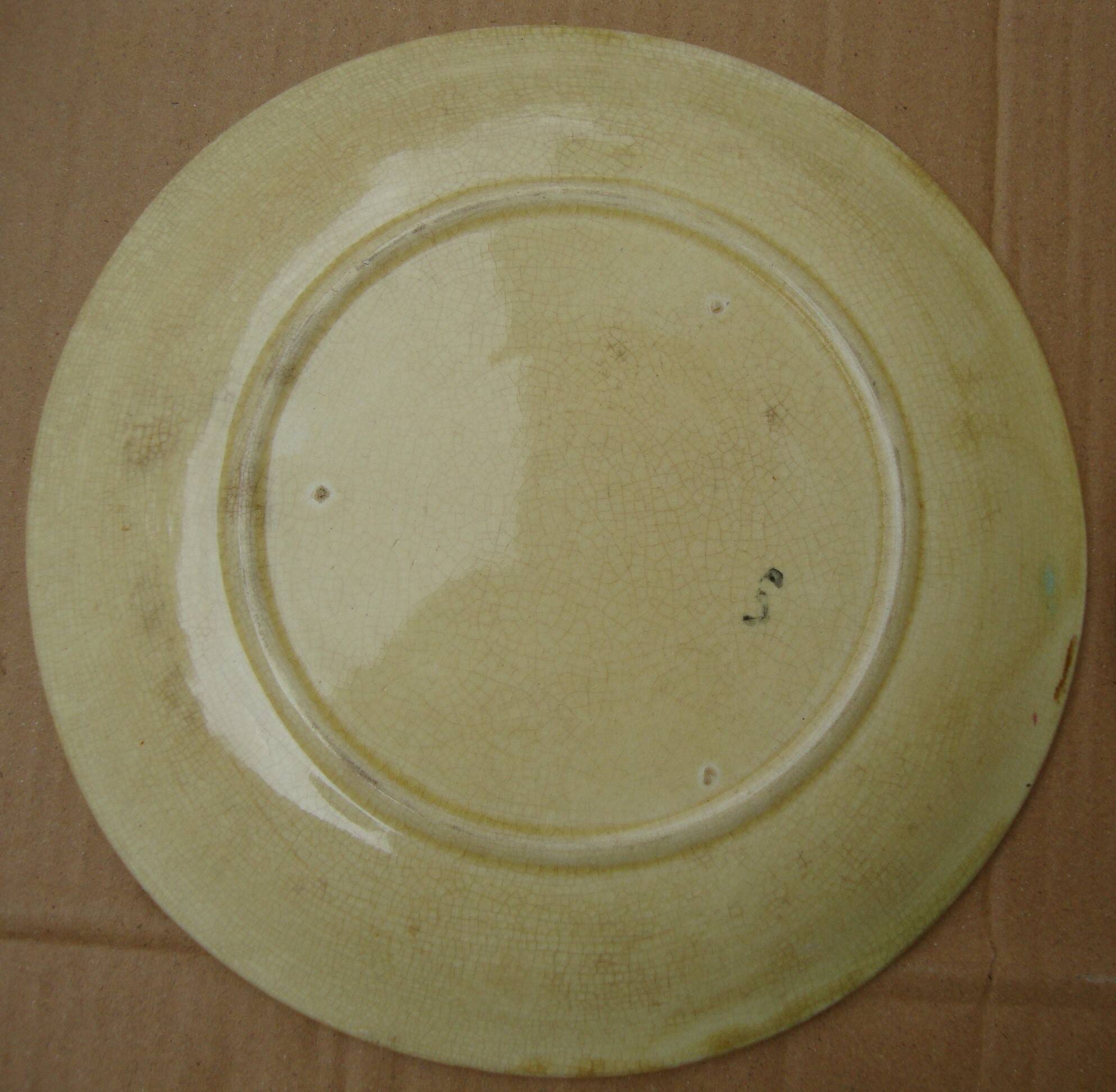 2 Assiettes à feuilles de vigne en majolique française Onnaing,