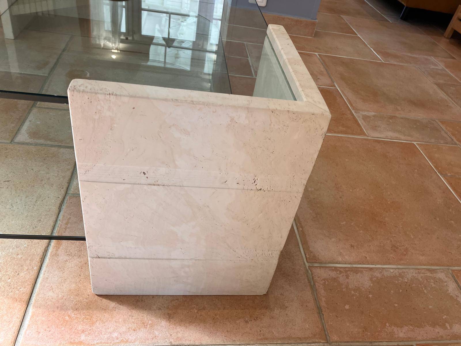 Table basse vintage en travertin et verre – Années 1970/1980