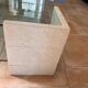 Table basse vintage en travertin et verre – Années 1970/1980