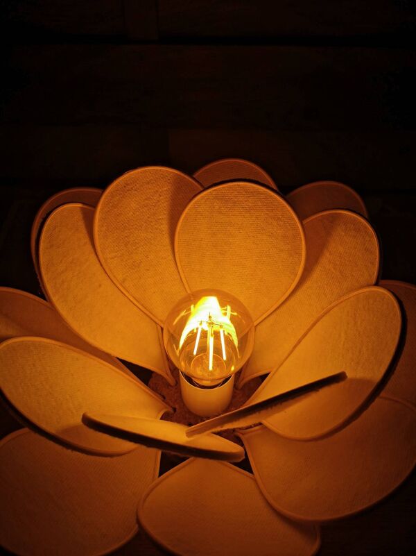 Lampe à poser fleur composée de pétales en rotin et flanelle ivoire