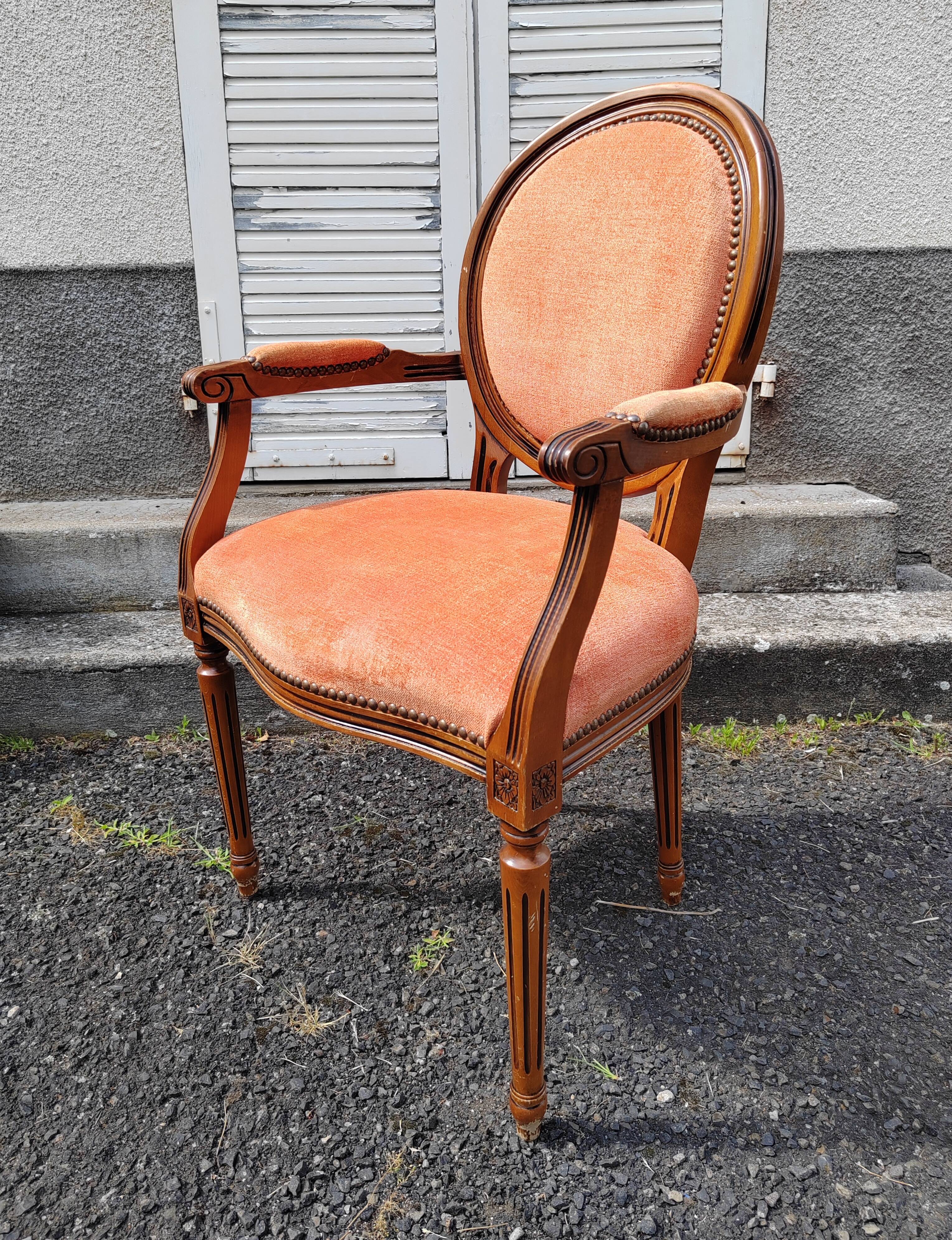 Fauteuil médaillon tapissé orange