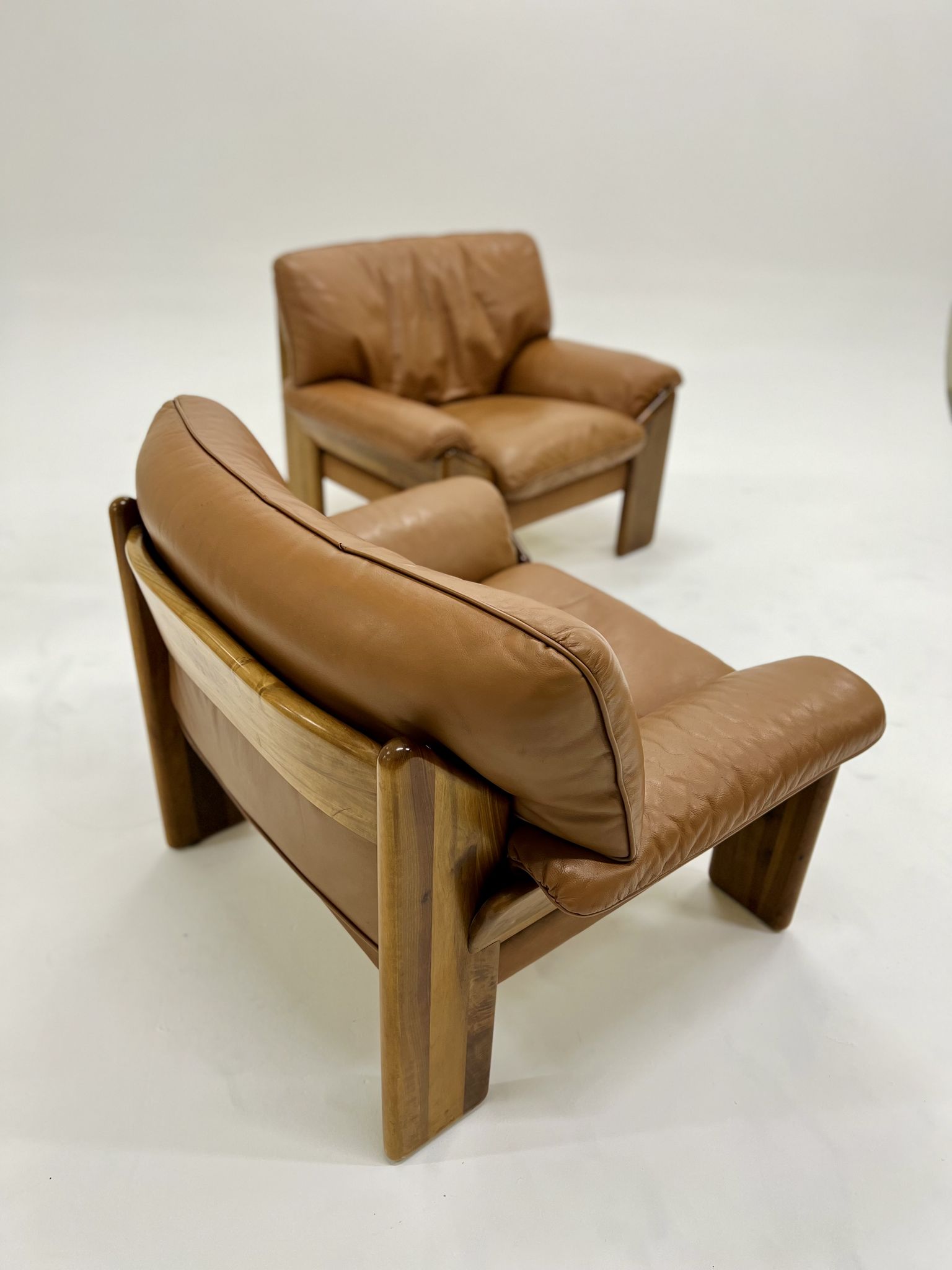 Pair of leather armchairs by Sapporo for Mobil Girgi, italy 1970s