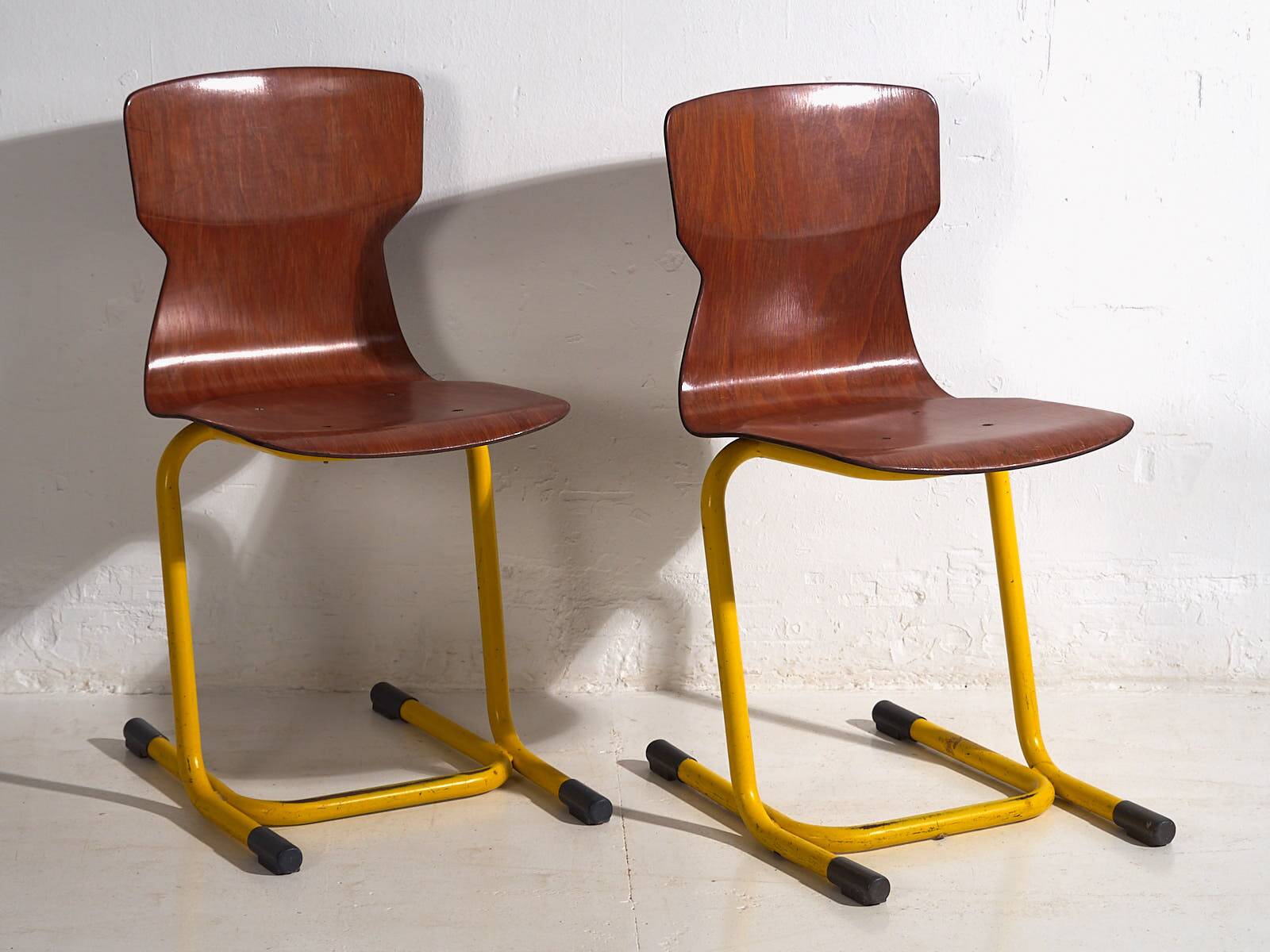 Retro yellow dining chairs (circa 1950). Set of 4 pieces.