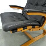Fauteuil de lecture noir avec accoudoirs et support en bois