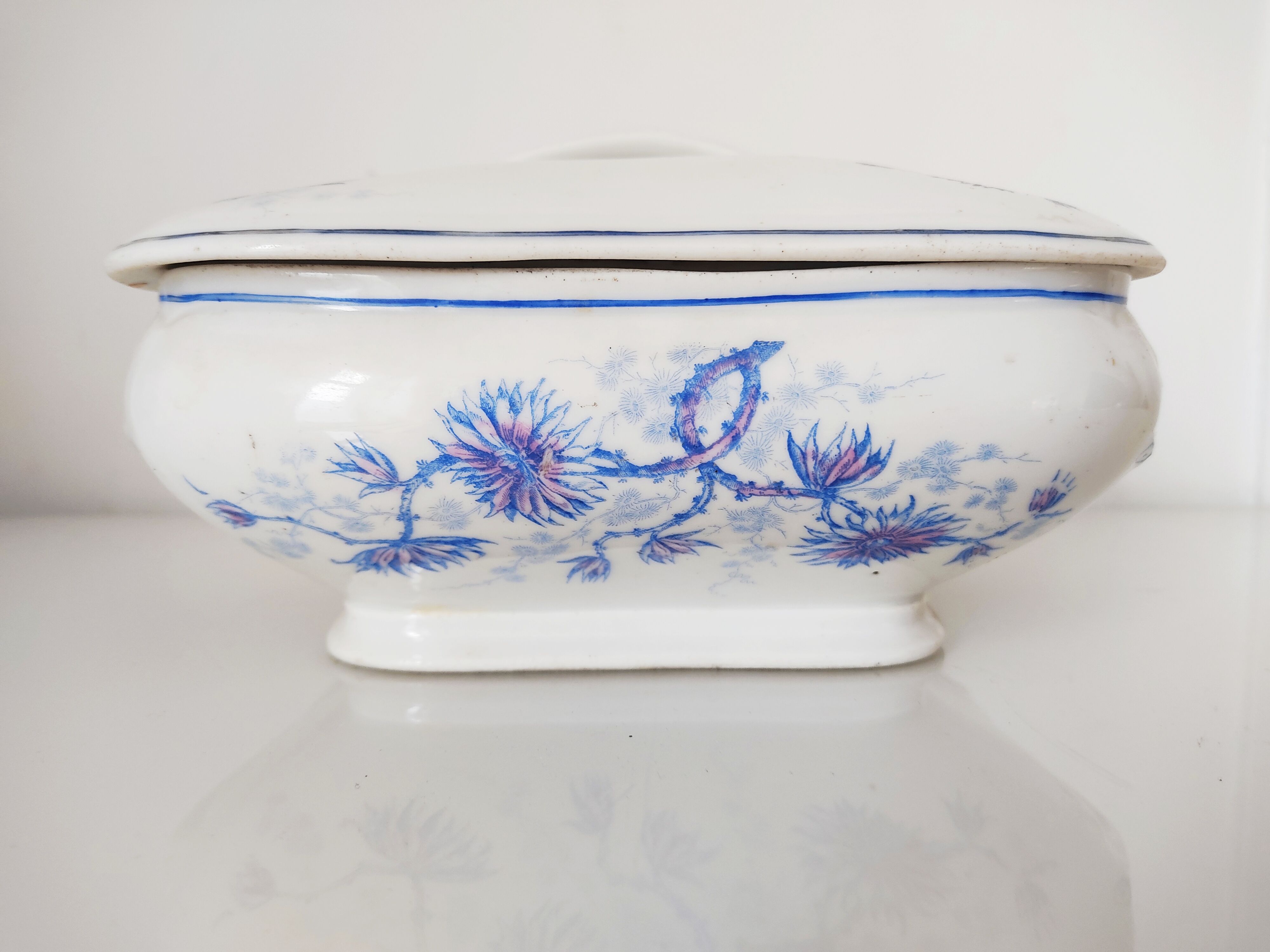 Dish with porcelain lid decoration blue flowers