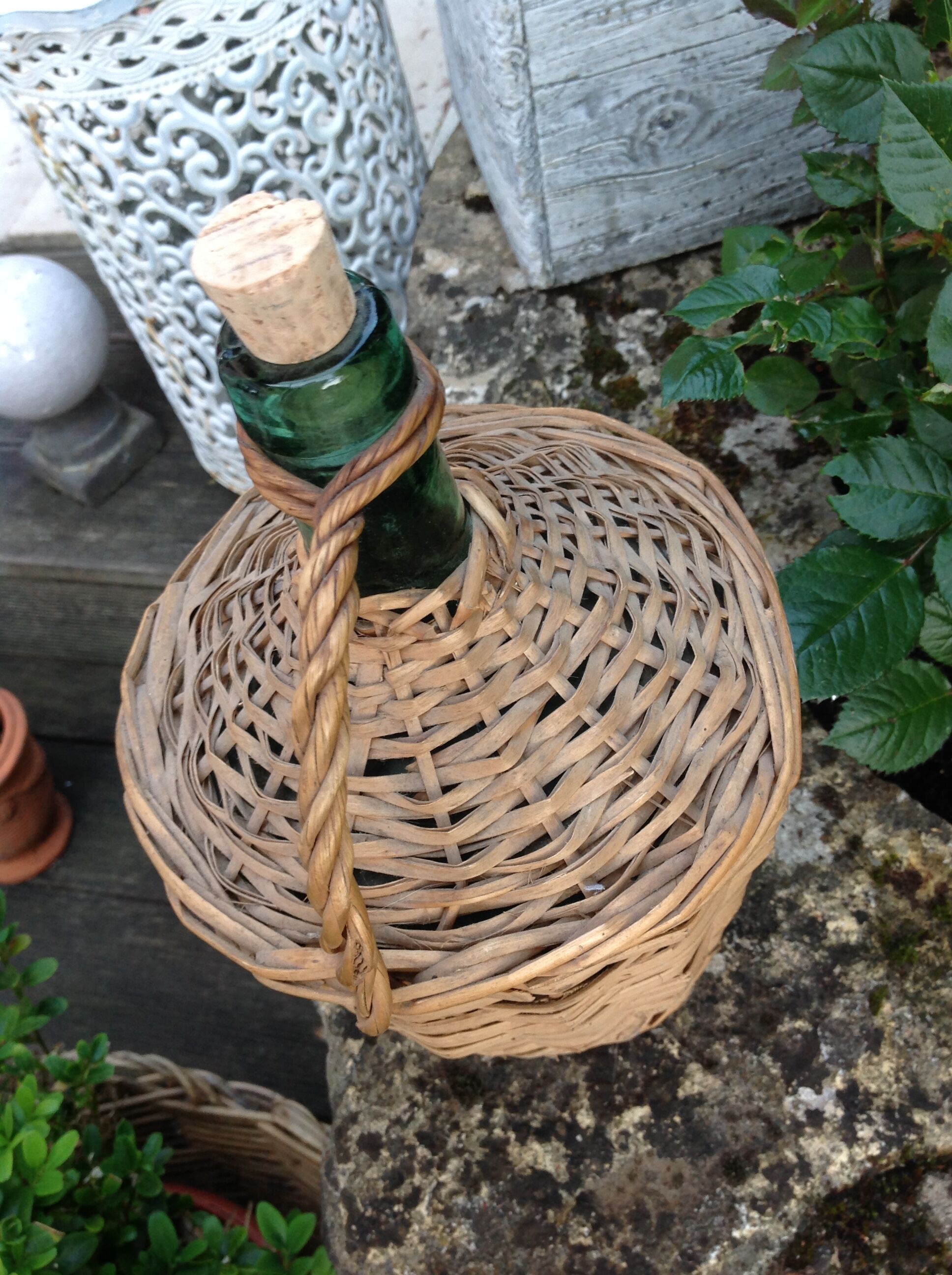 Bonbonne verte avec habillage en osier années 60/70