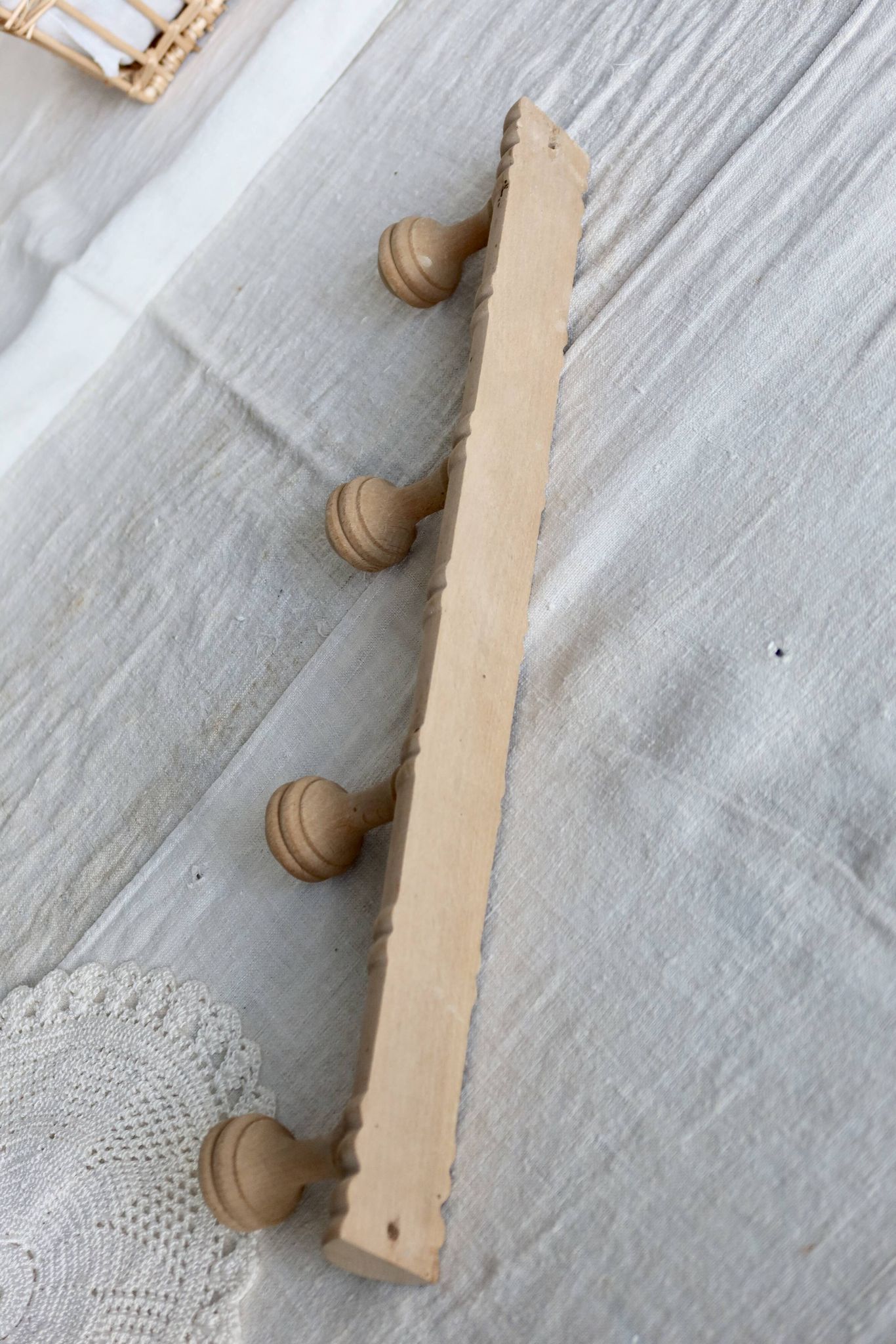 Porte manteau mural vintage en bois brut – Style Art Déco