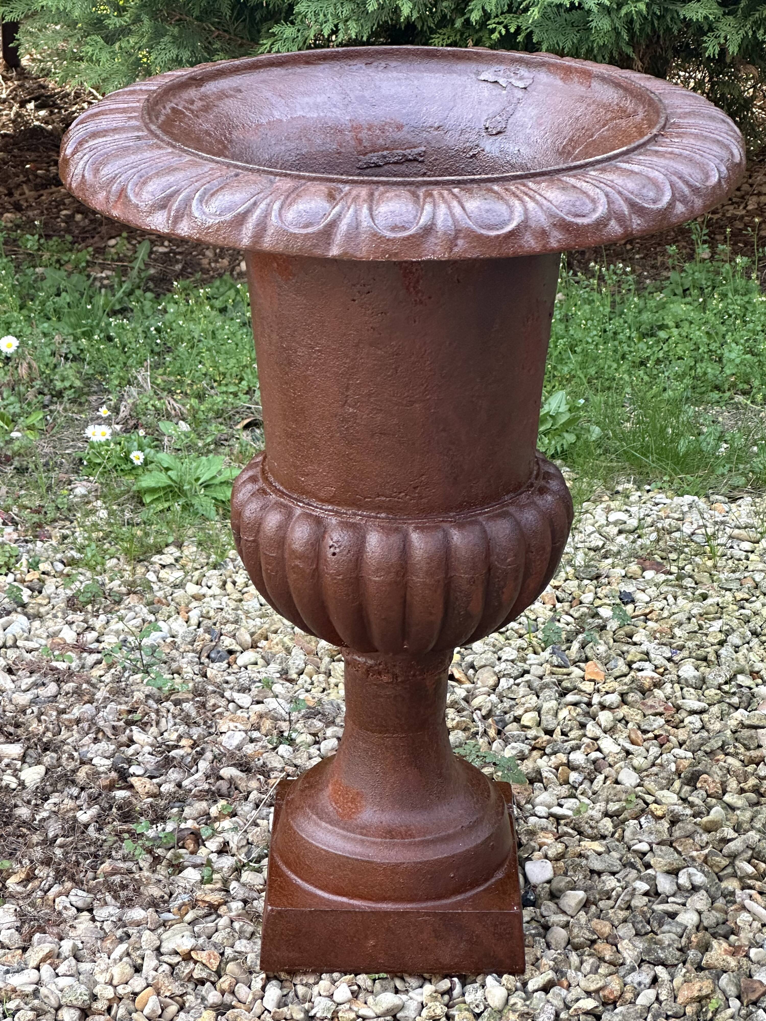 Médicis cast iron vases (the pair) Height 74 cm