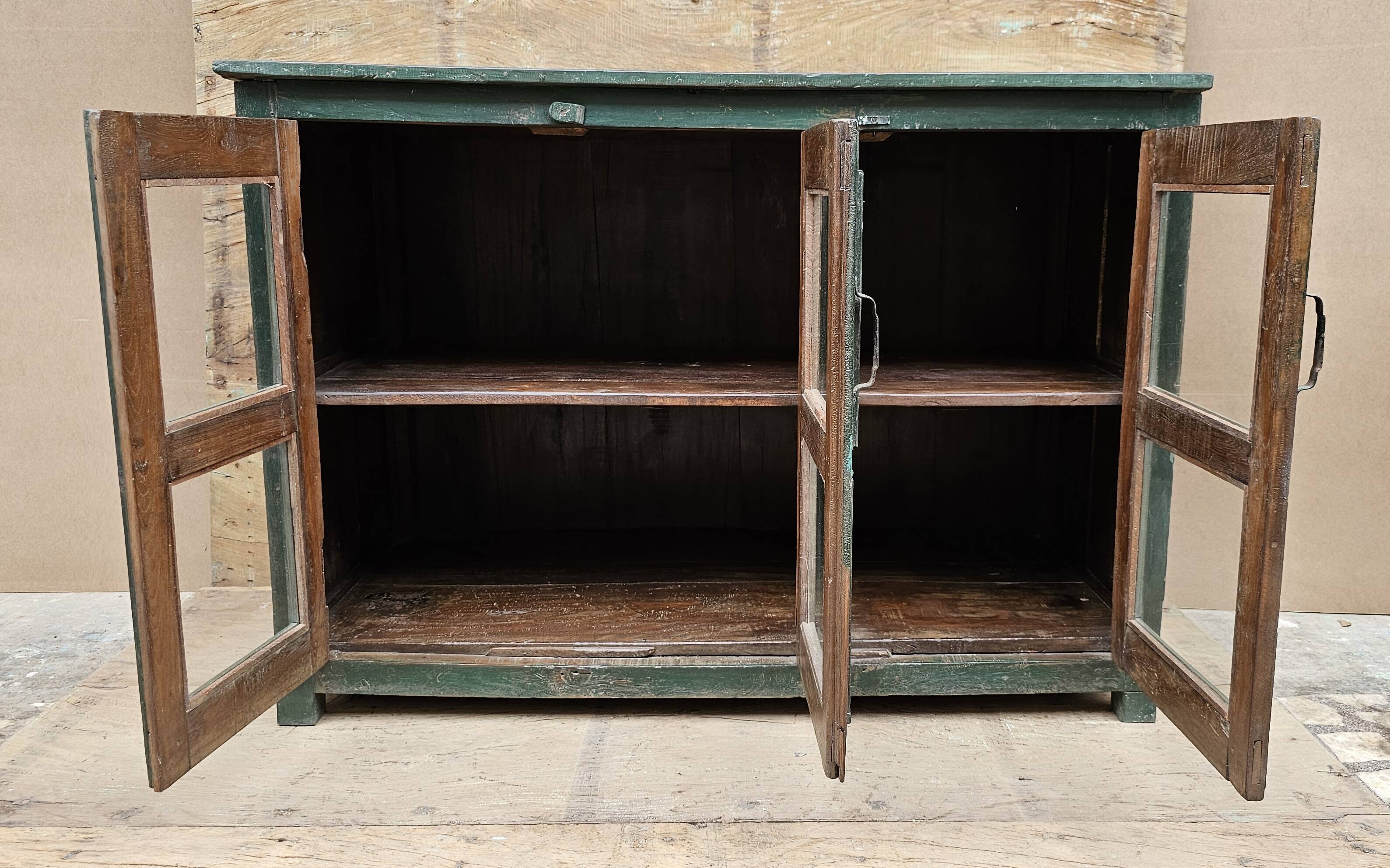 Ancien buffet vitré en teck birman