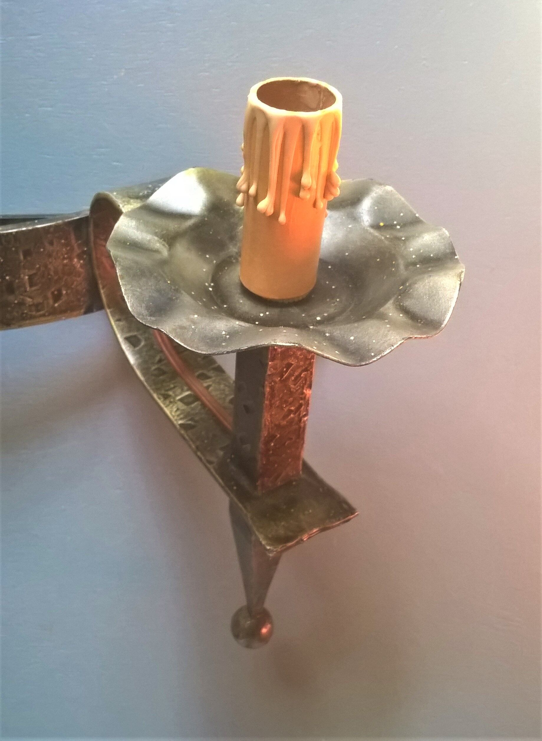 Applies two fires and fleur-de-lys in hammered wrought iron and patina in the old way in the medieval taste