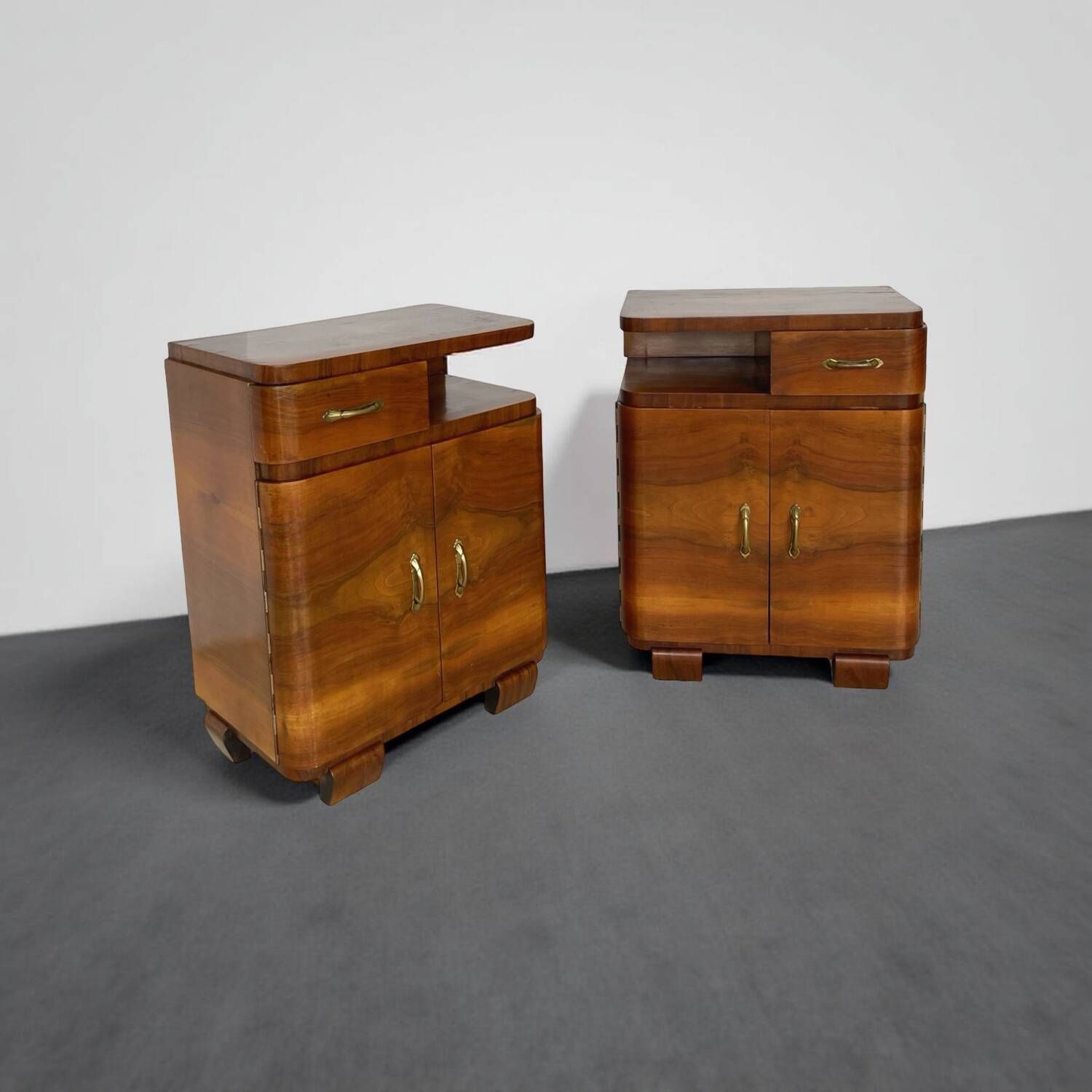 Tables de chevet Art déco italiennes en noyer, années 1940.