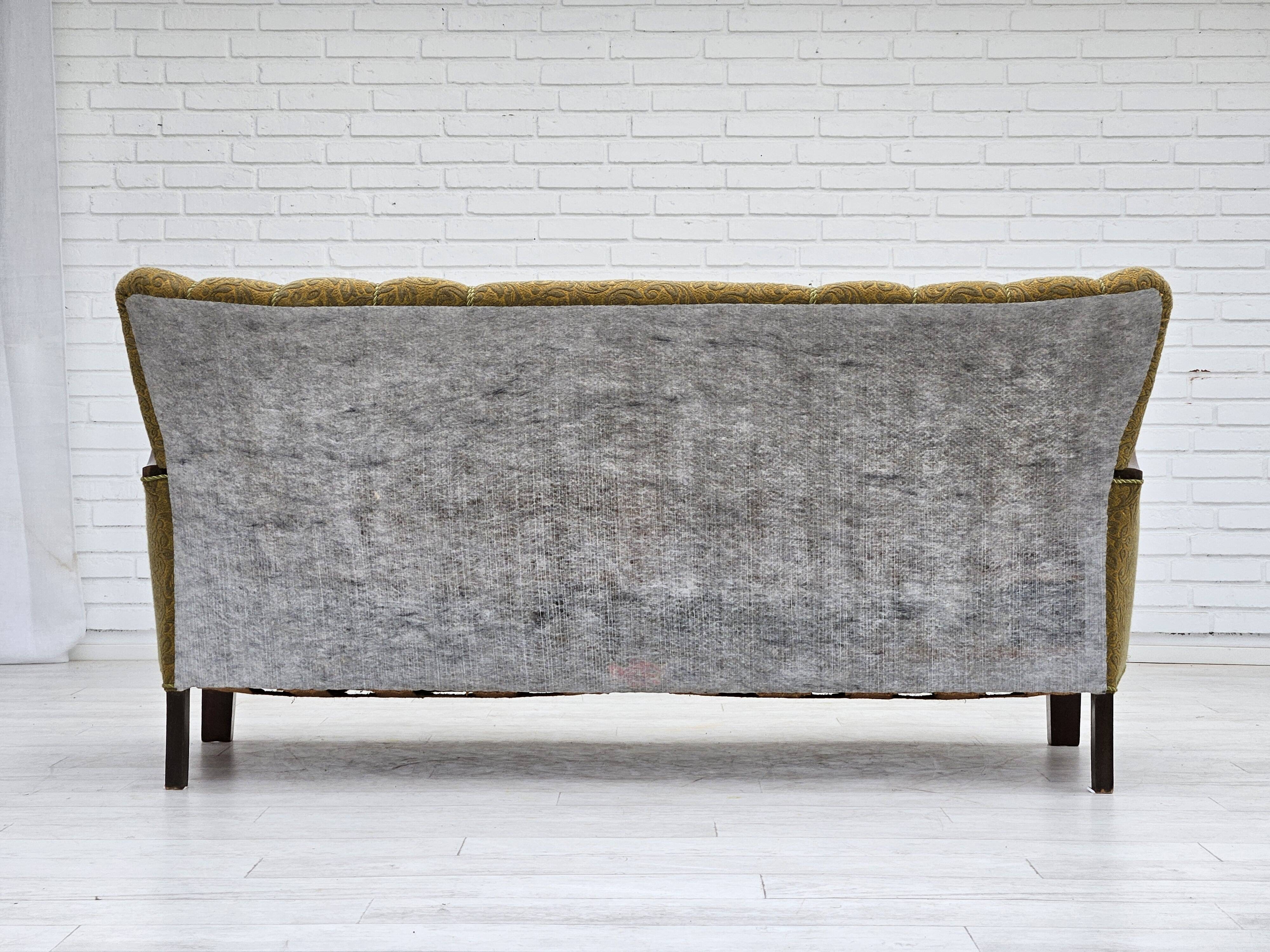 Années 1950-60, canapé danois 3 places, état d'origine, coton/laine, bois de hêtre.