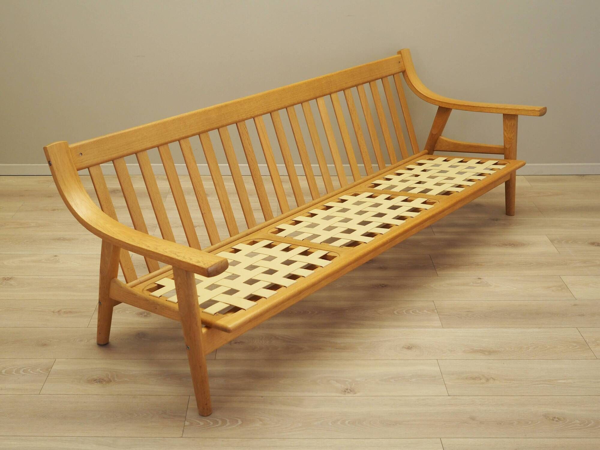Canapé en chêne, design danois, années 1960, designer : Hans J. Wegner, fabricant : Get