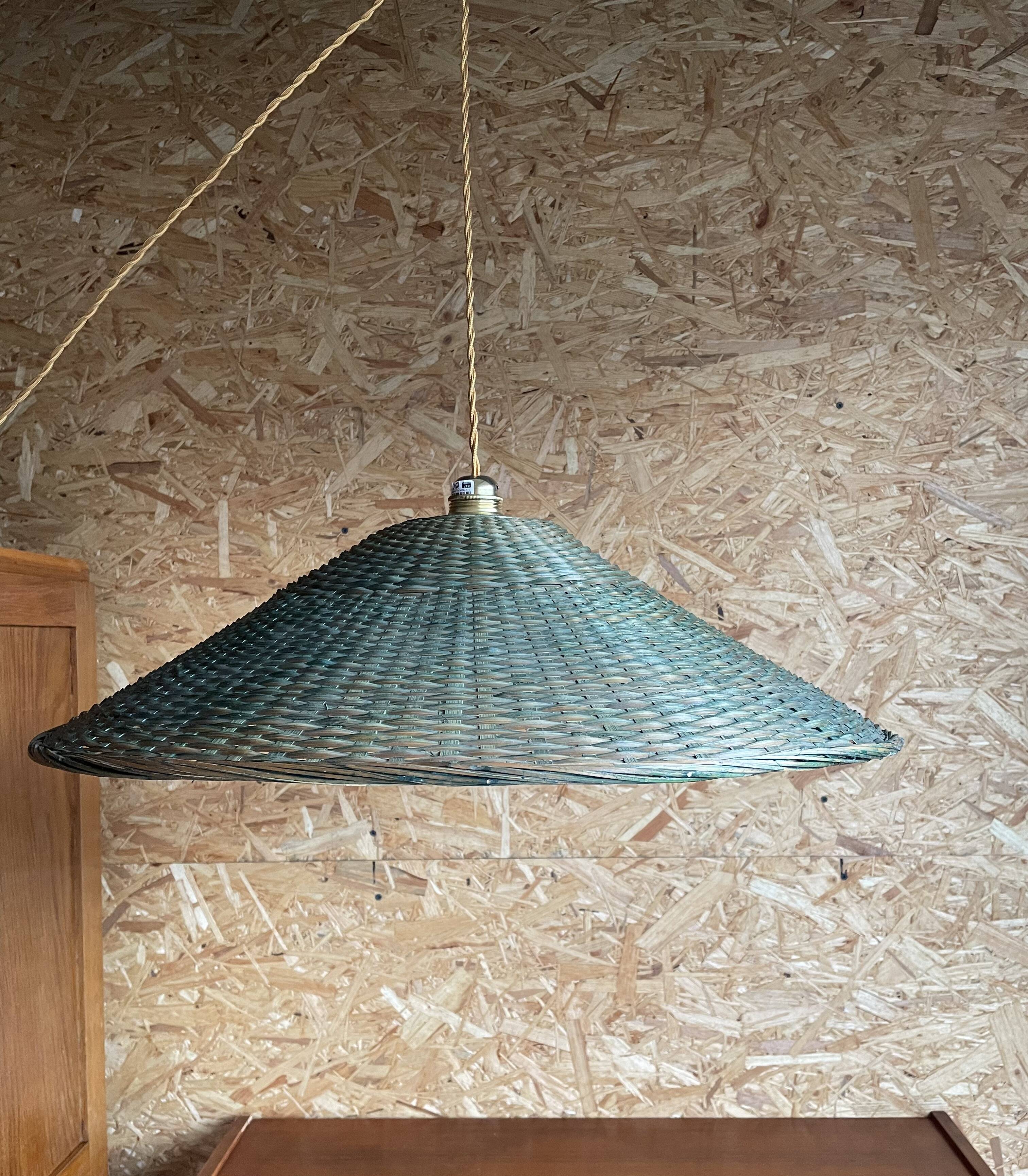 Suspension in green braided rattan