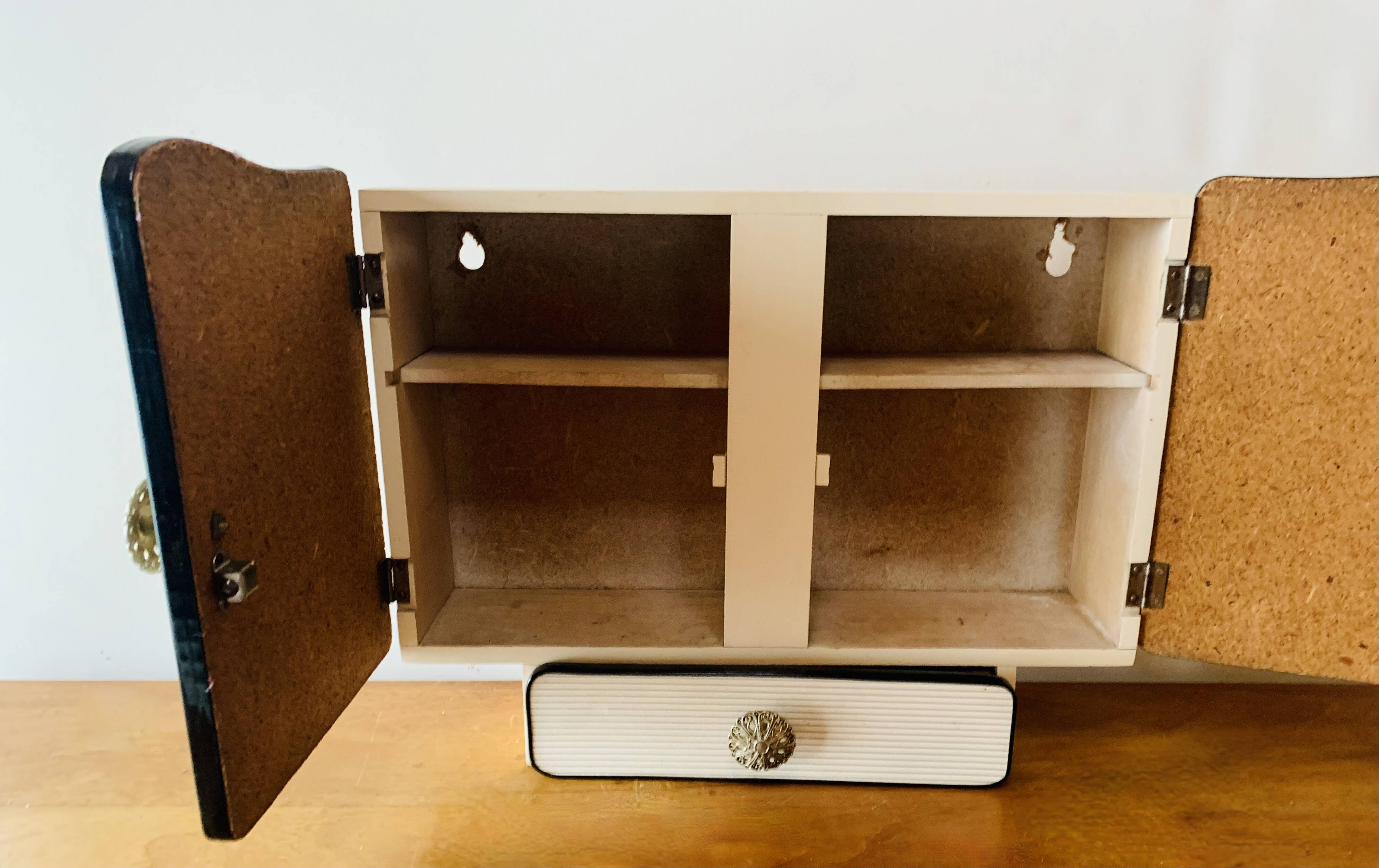 Vintage medicine cabinet - 1950s.