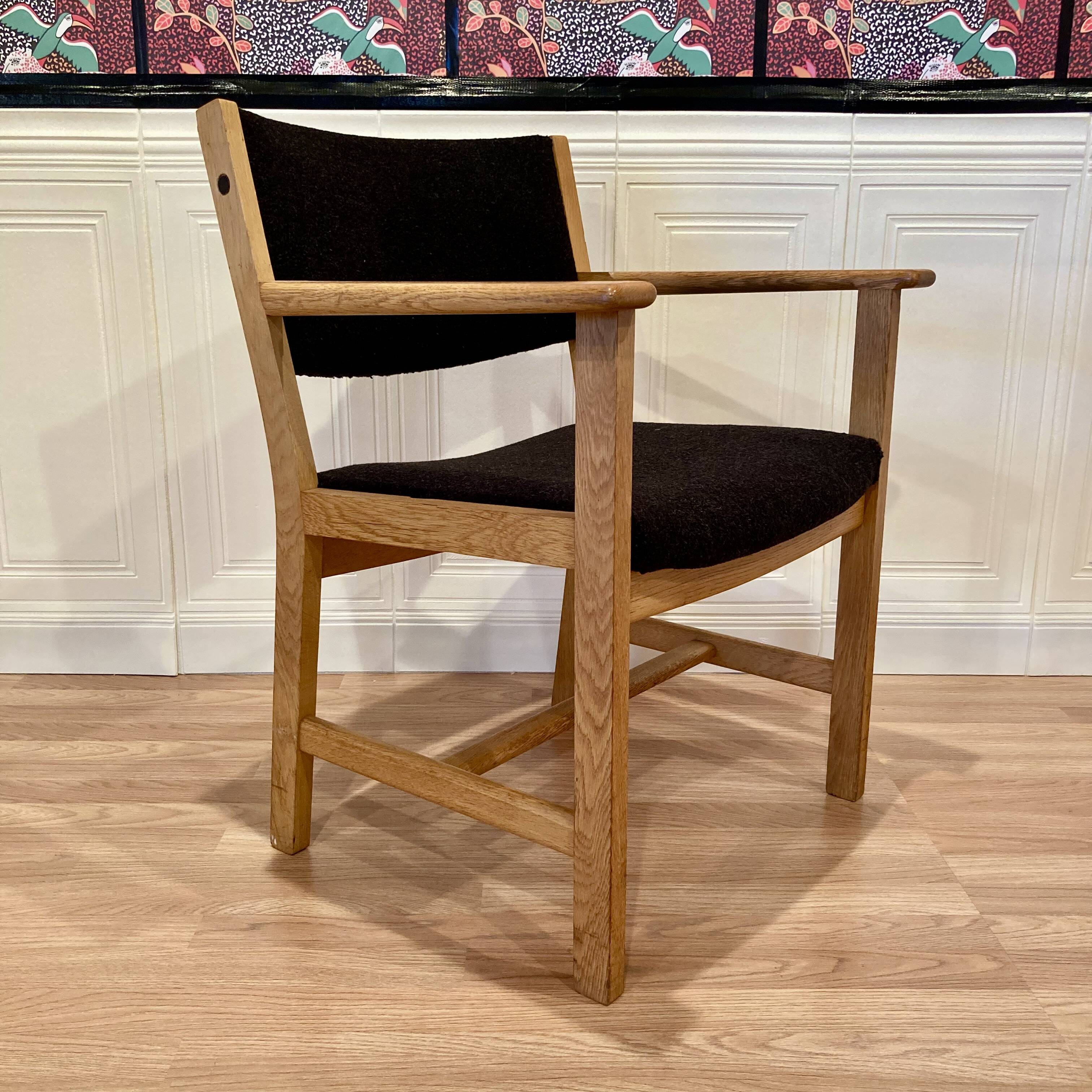 SUITE DE 4 FAUTEUILS ESTAMPILLE "HANS WEGNER" 1960.