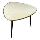 Tripod coffee table with floral design from the 1950s in brass metal and decorative top.