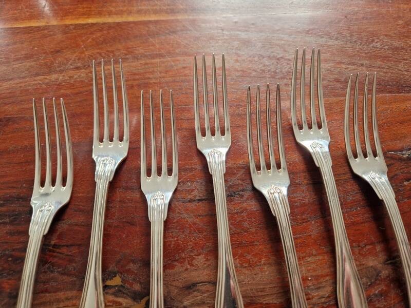 Christofle - Set of 7 dessert forks in the violoné palmette pattern.