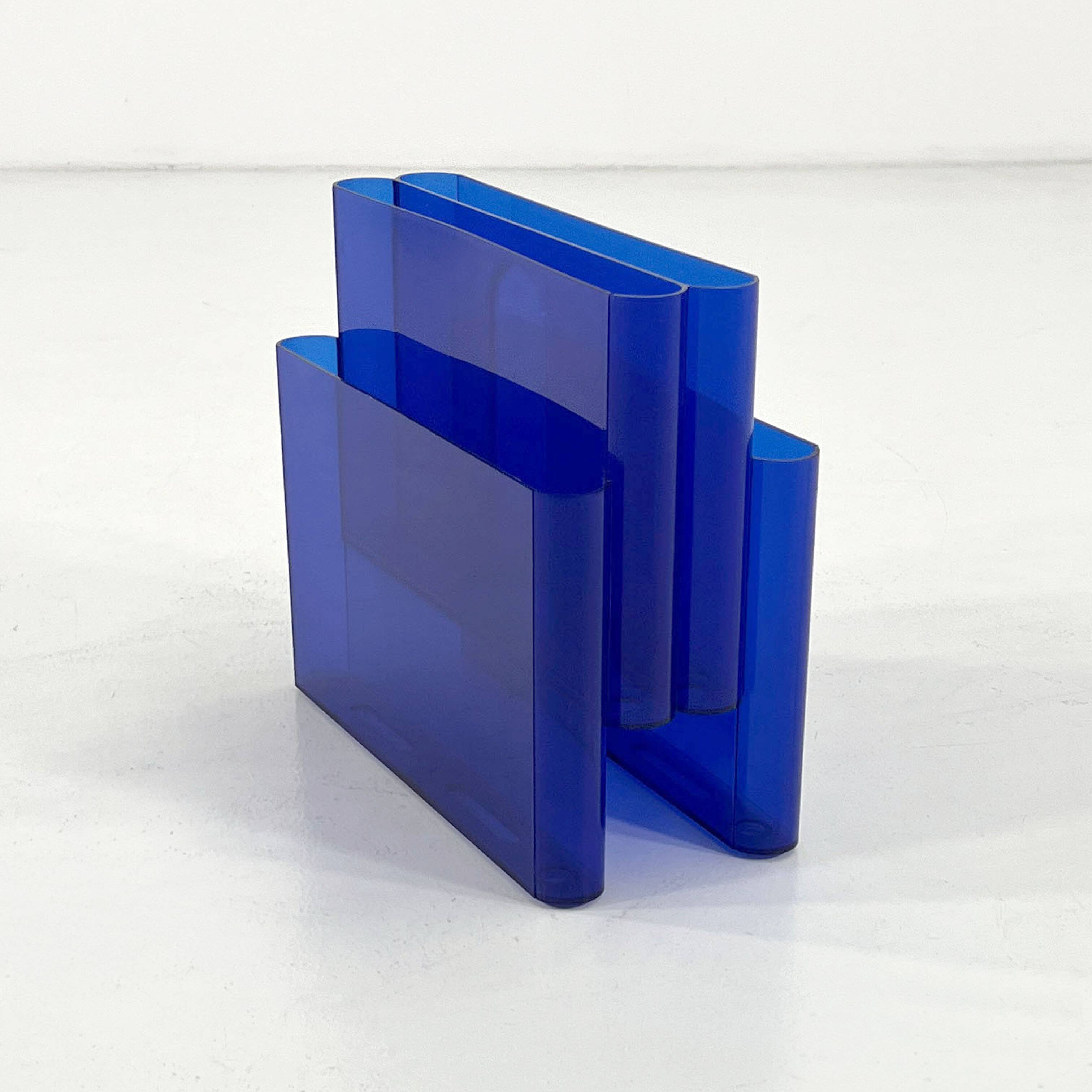 Blue transparent magazine rack by Giotto Stoppino for Kartell, 1970.