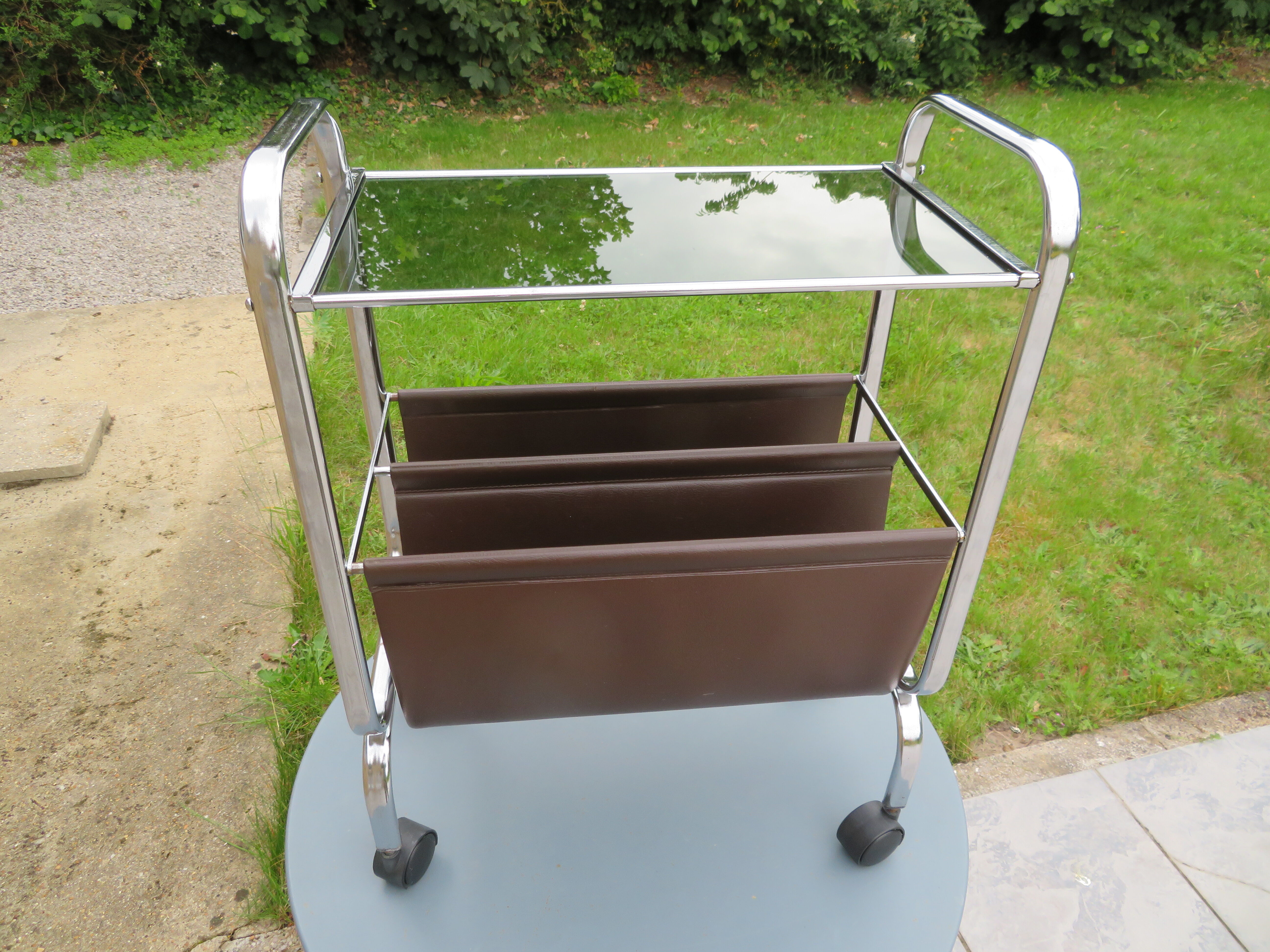 Porte-revue chrome et cuir avec tablette en verre