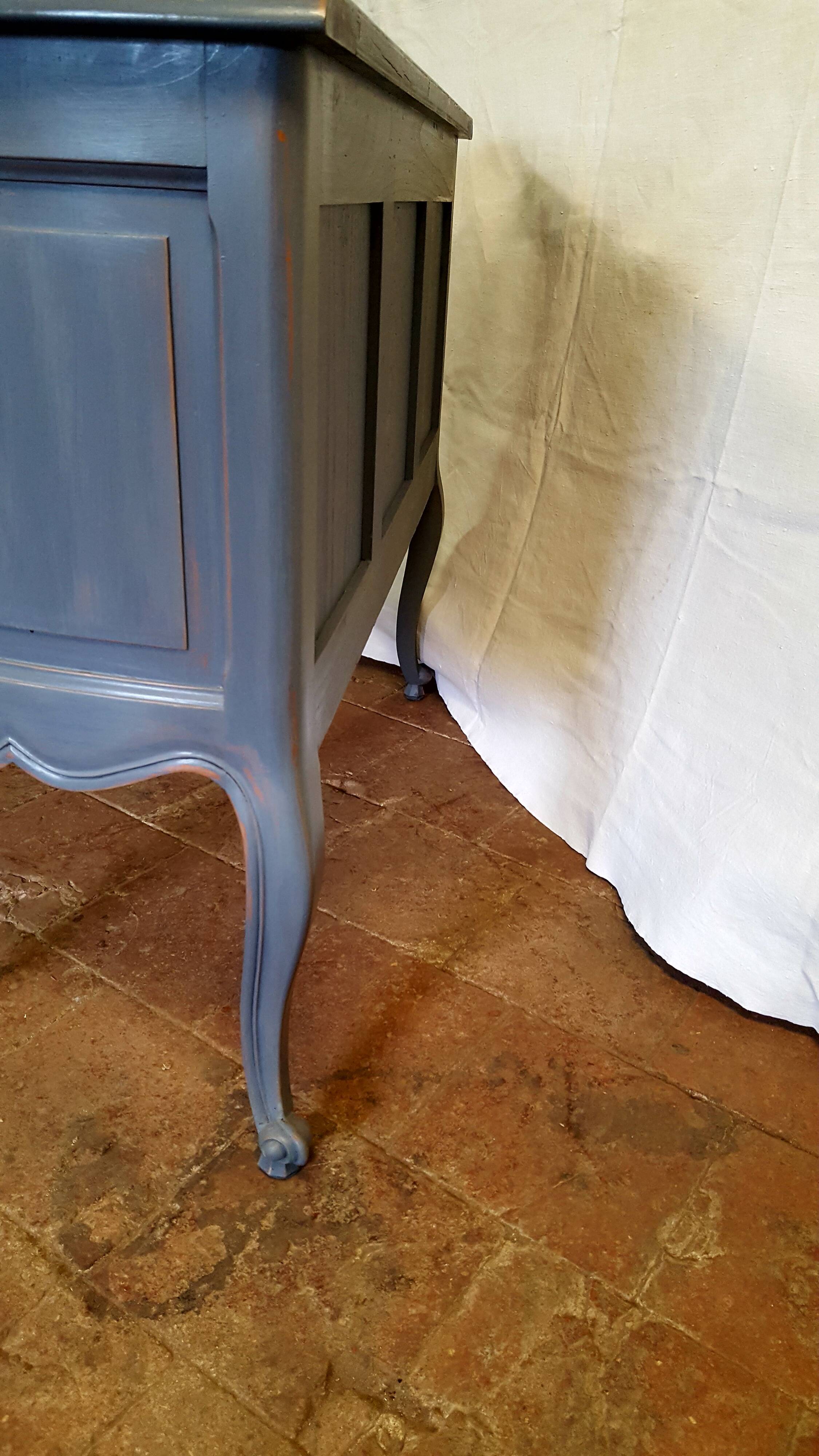 LOUIS XV-style jumping dresser