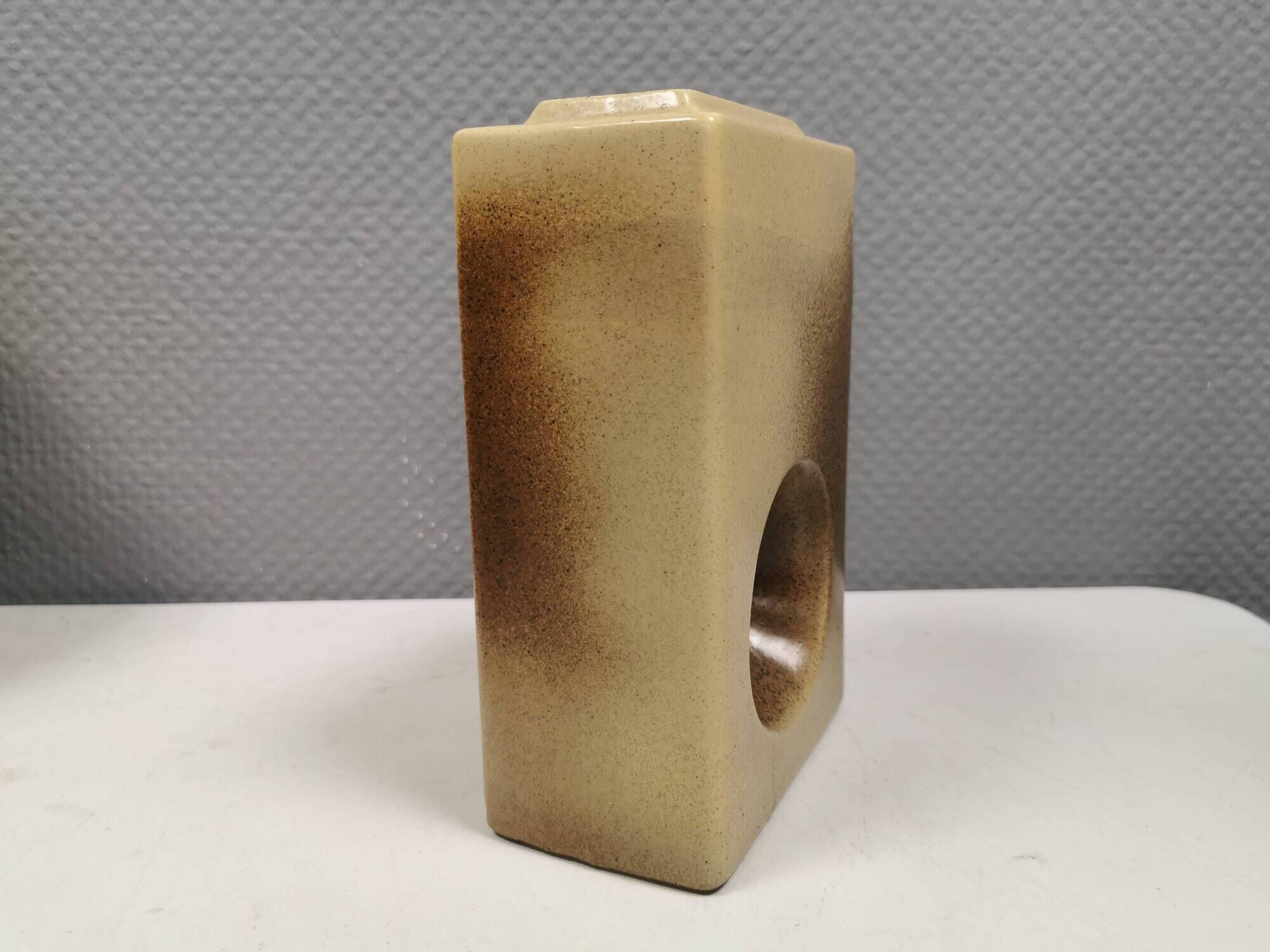 Magnifique vase sculpté perforé. RDA/Allemagne de l'Est, années 1960.