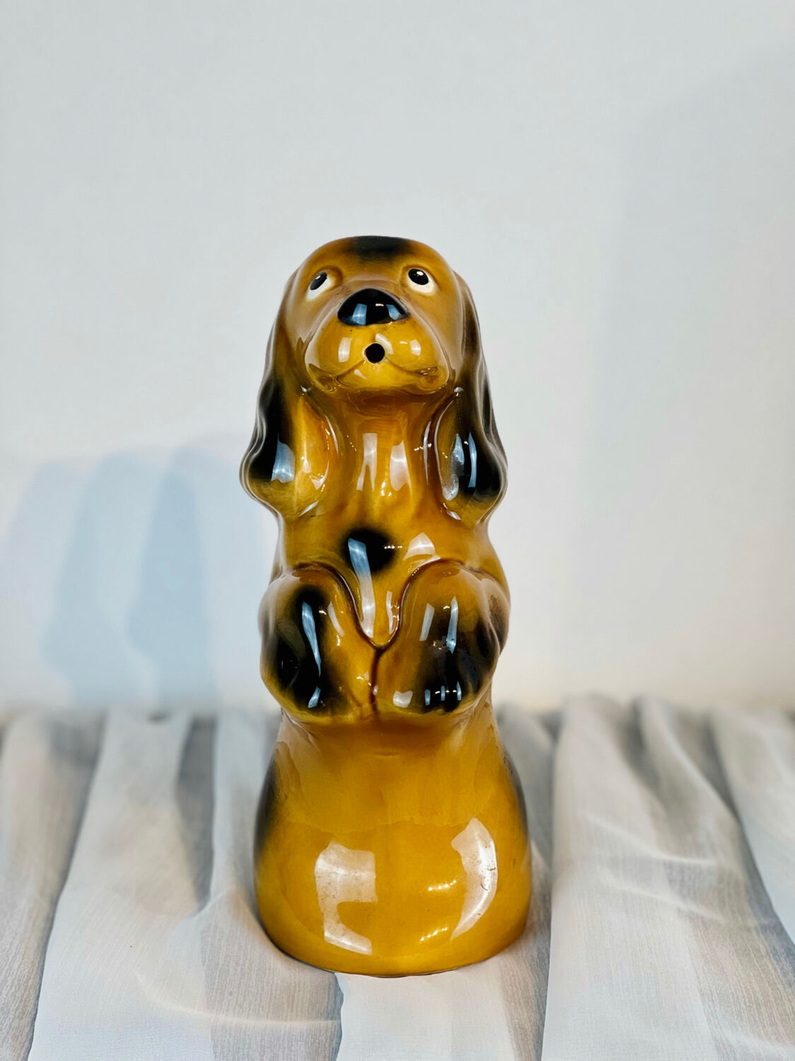 Pichet / carafe en barbotine chien marron clair
