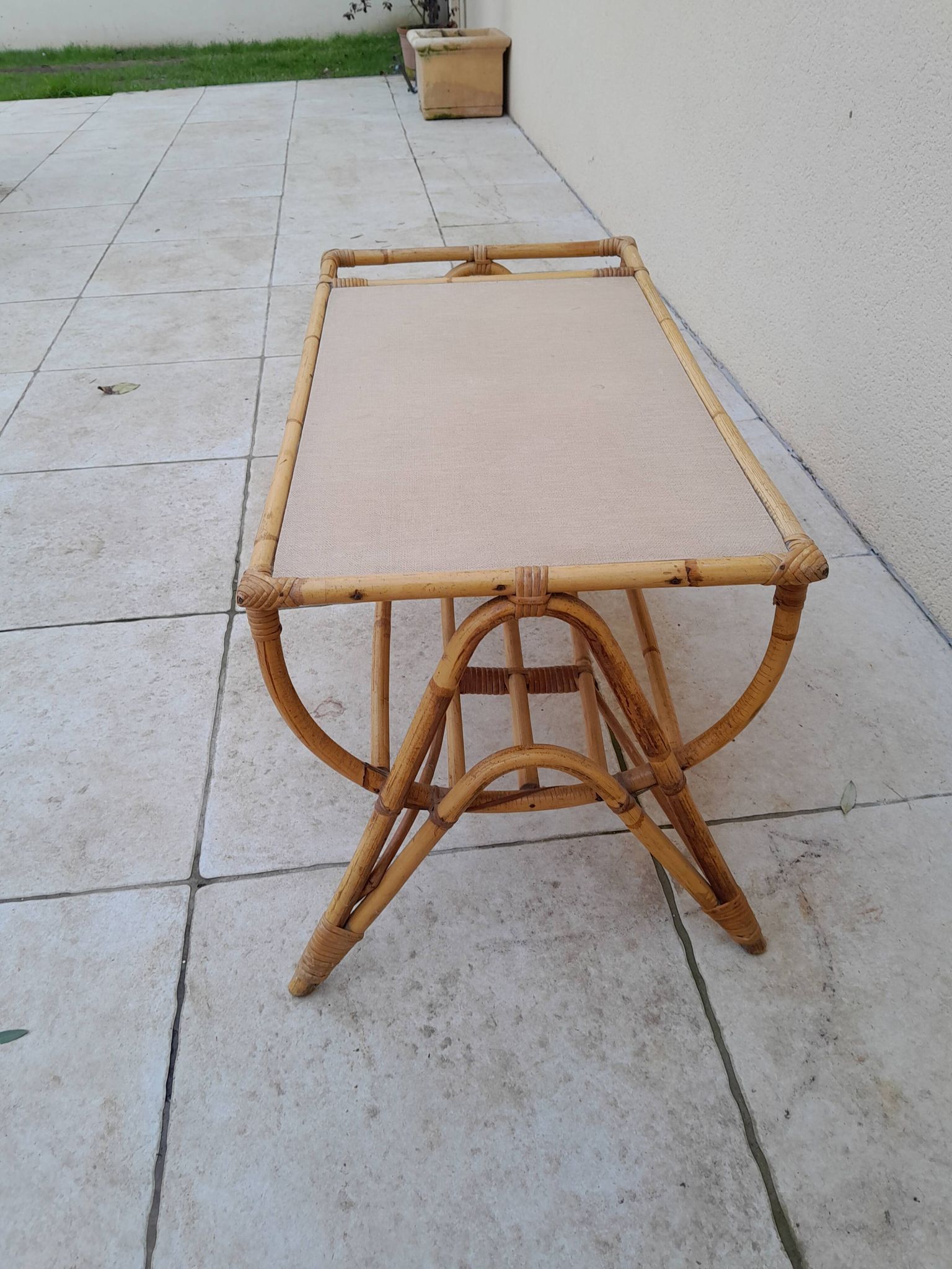 Table basse en rotin porte revue vintage