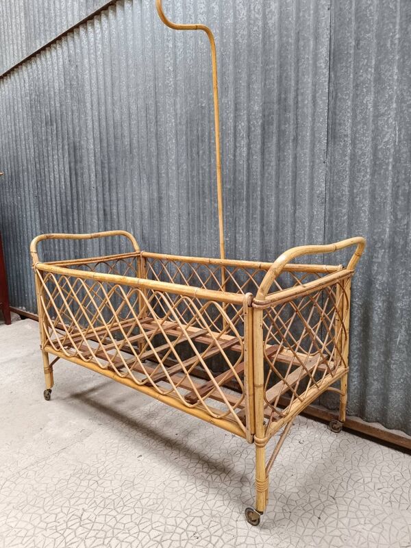Lit bébé berceau en osier rotin vintage