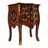Commode en marqueterie avec incrustation dans le style Louis XV
