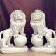 Paire de lions en marbres blancs