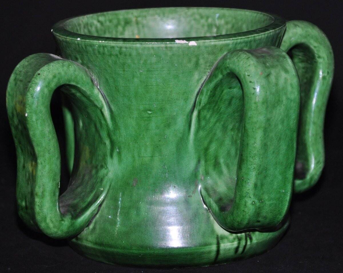 Vase en céramique verte à anses signé Atelier Madoura Vallauris