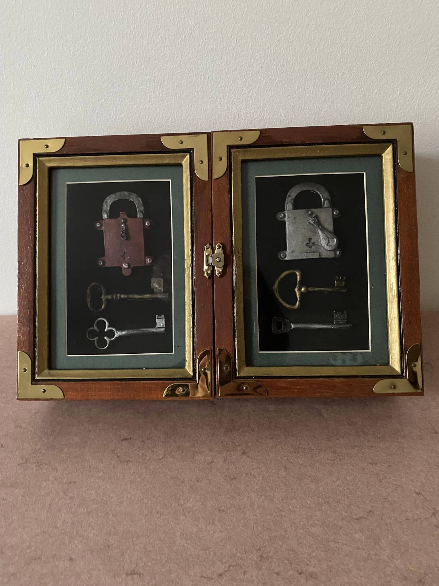 Boîte à clés vintage avec décors de cadenas et clés. En bois, laiton et verre.