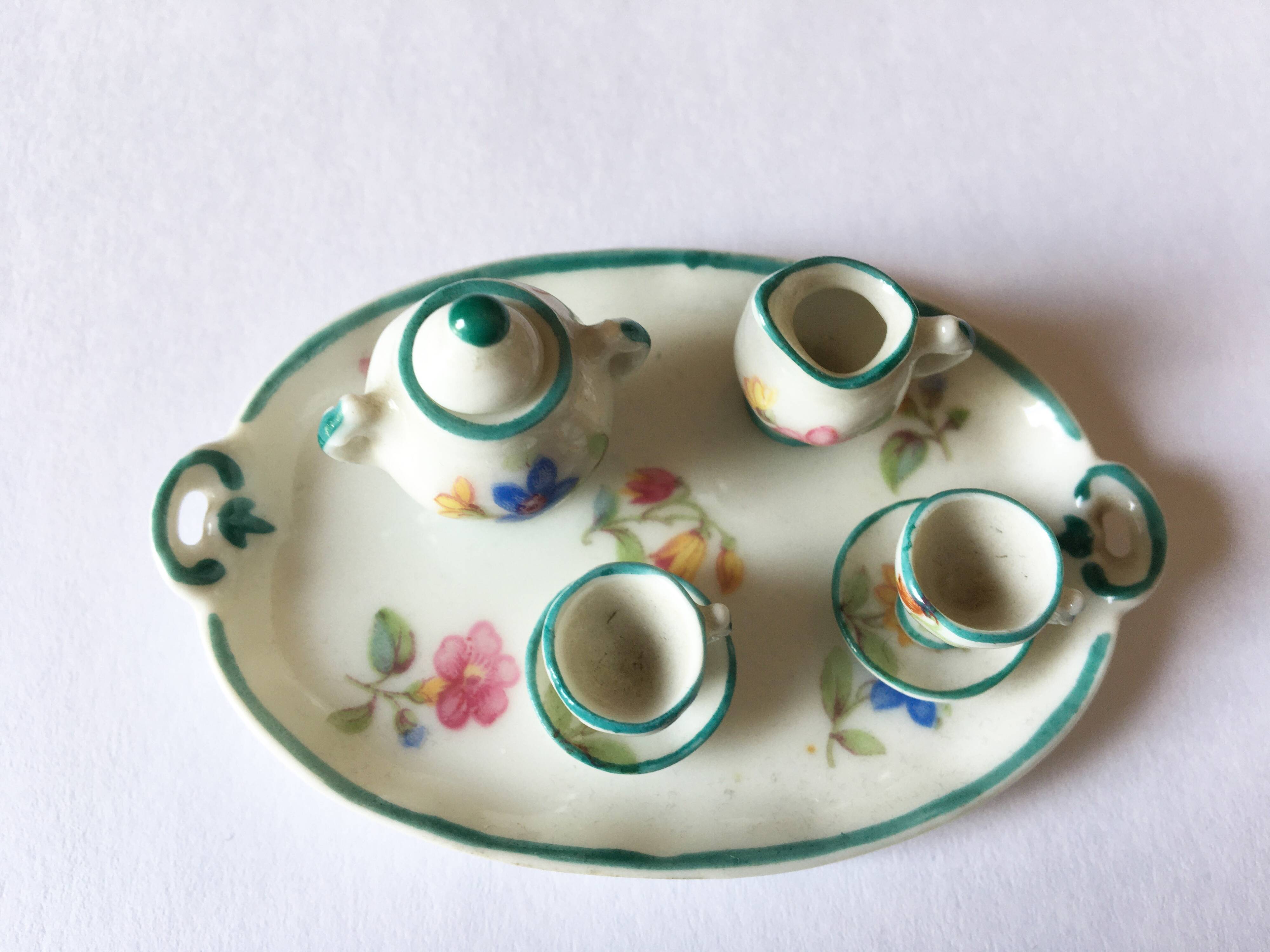Small antique tea set in porcelain for children.