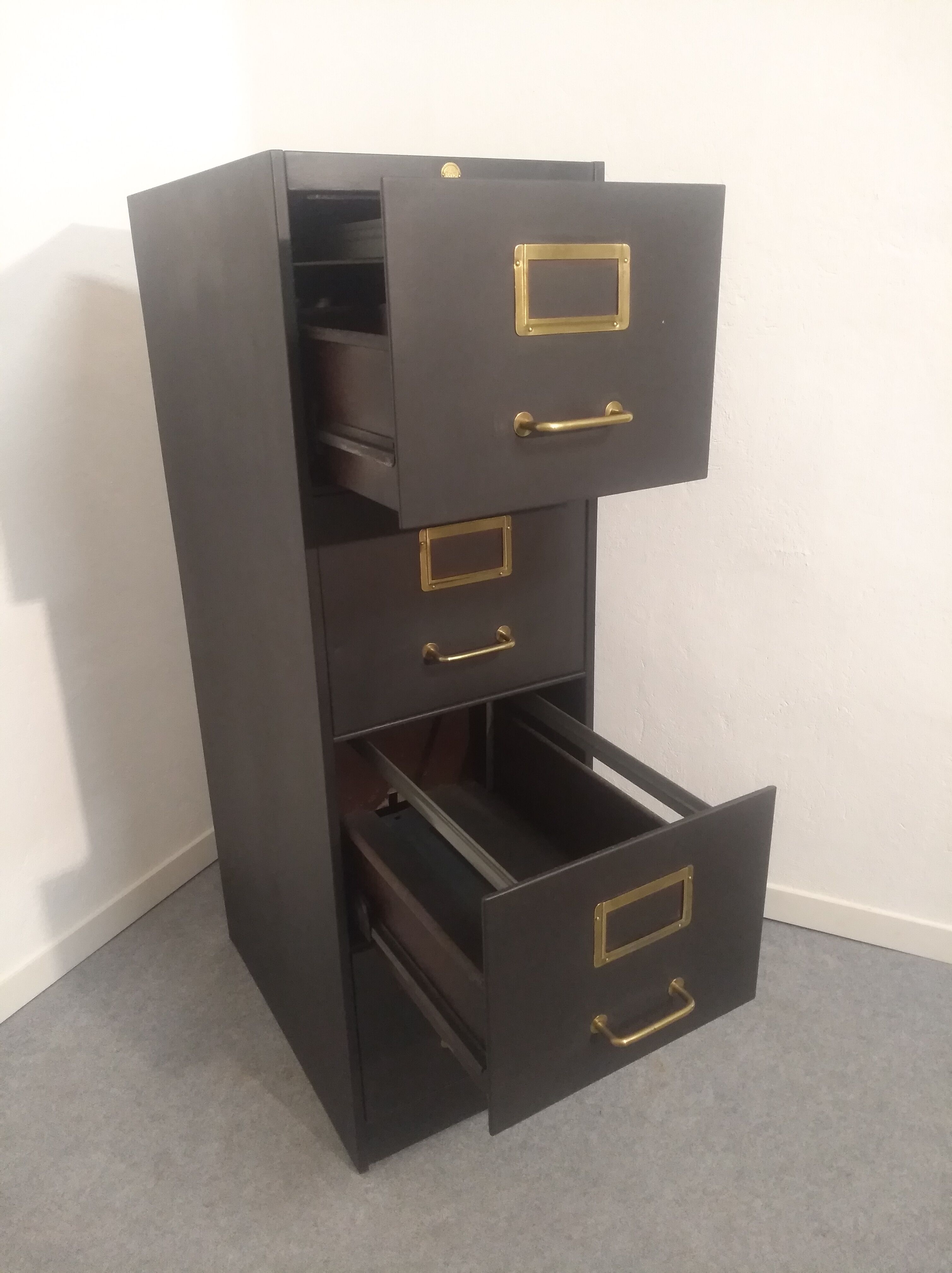 Metal furniture with Ronéo drawers