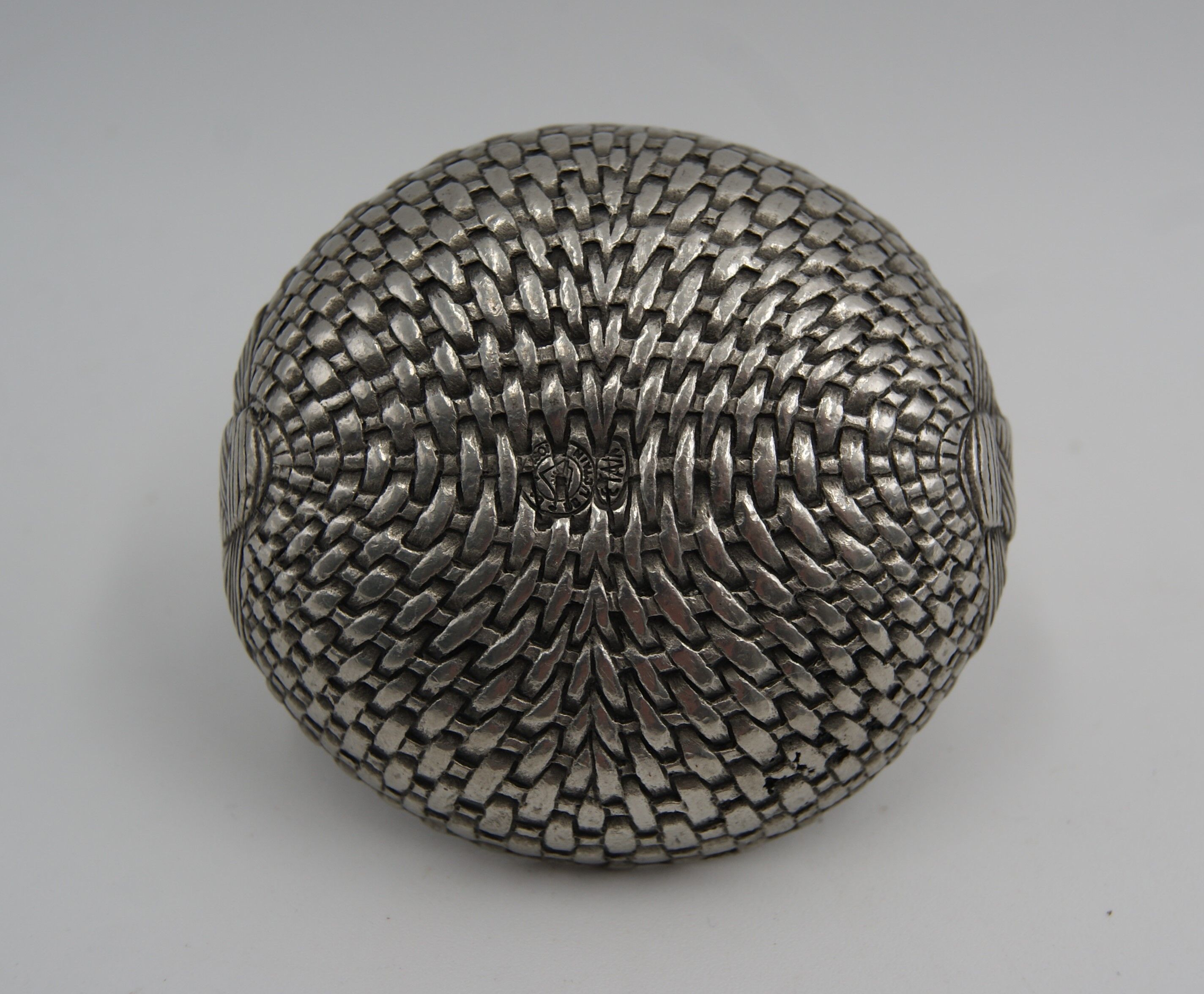 Basket tin braided deco vintage table