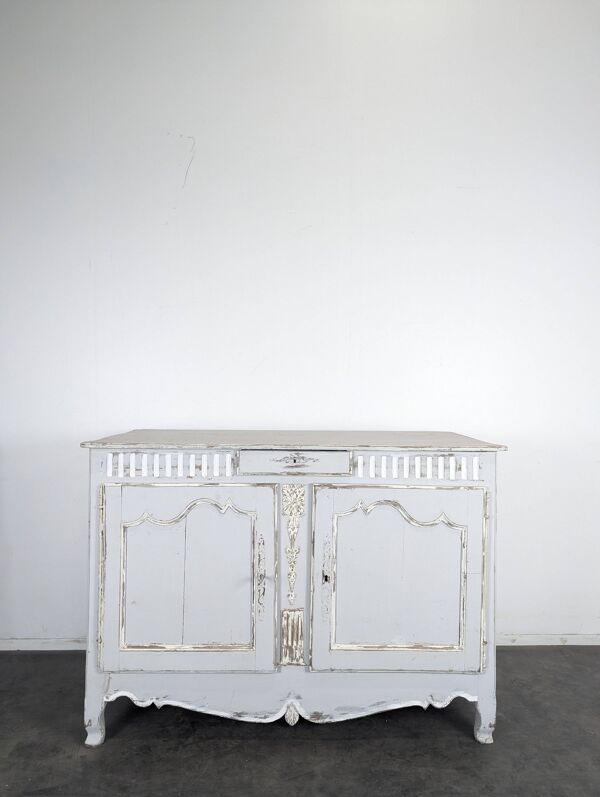 Buffet Louis XV en chêne patiné gris clair deux portes un tiroir
