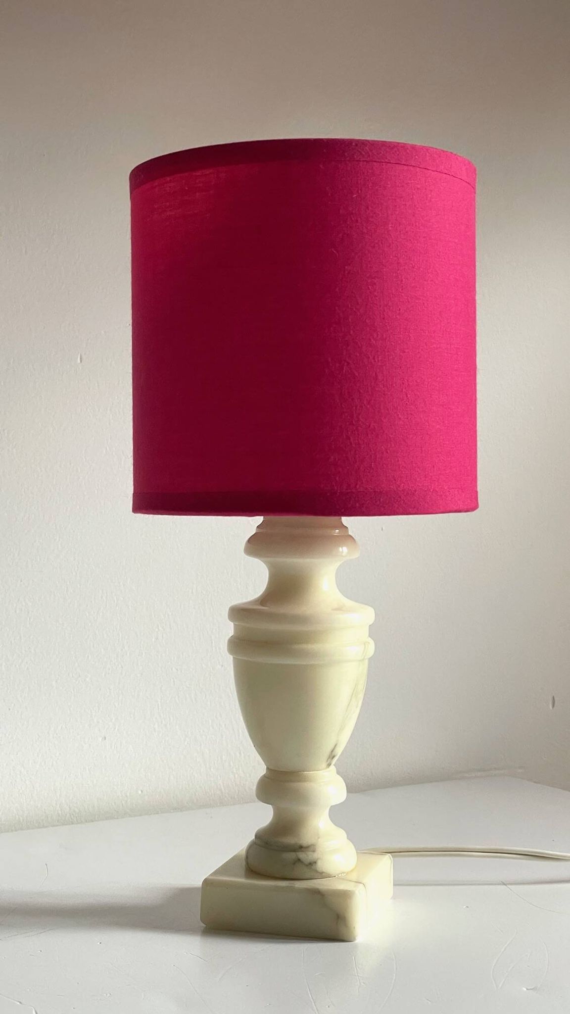 Lampe marbre et tissu fuchsia vintage