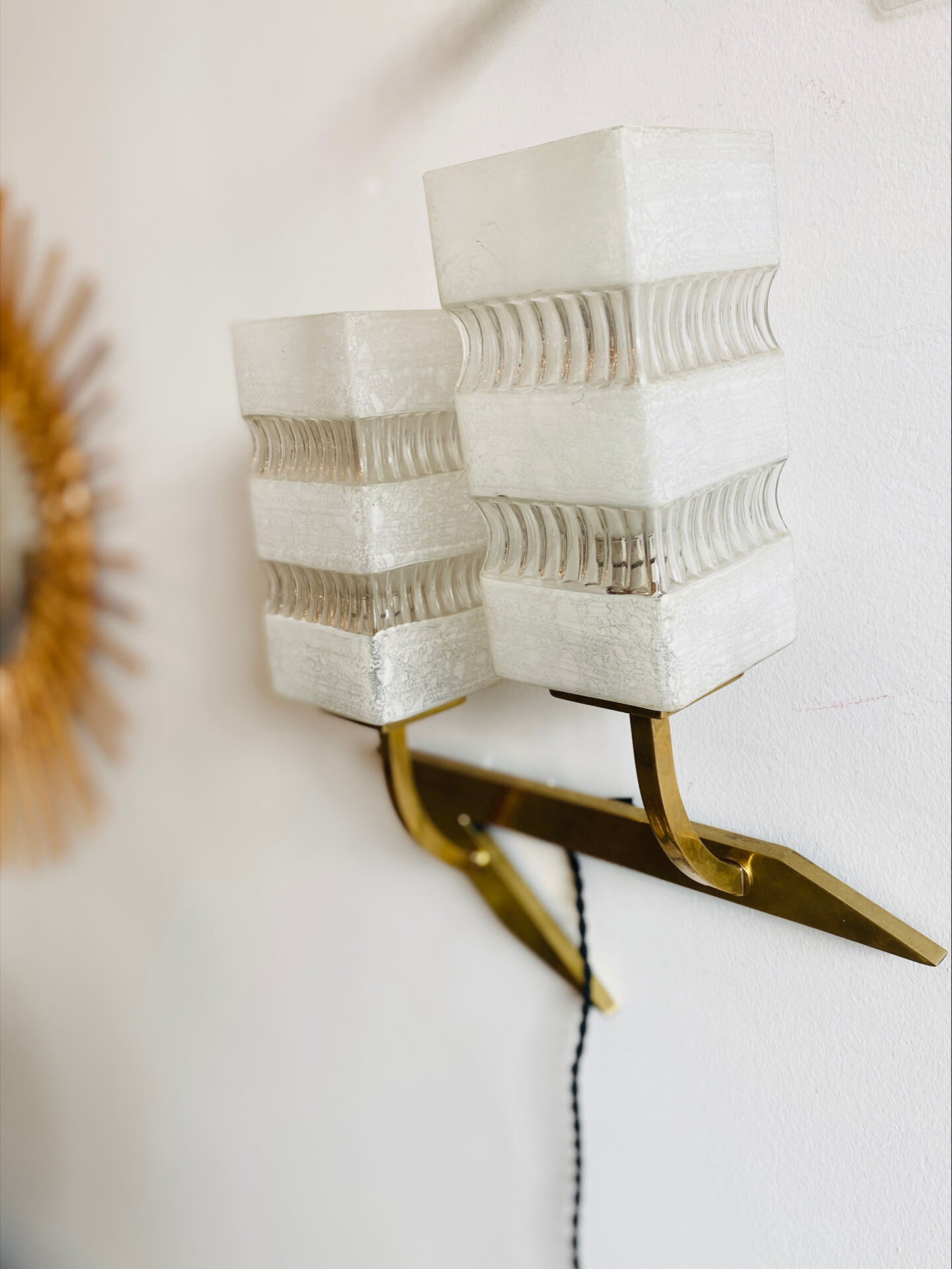Vintage wall light in brass and glass from the 1960s.