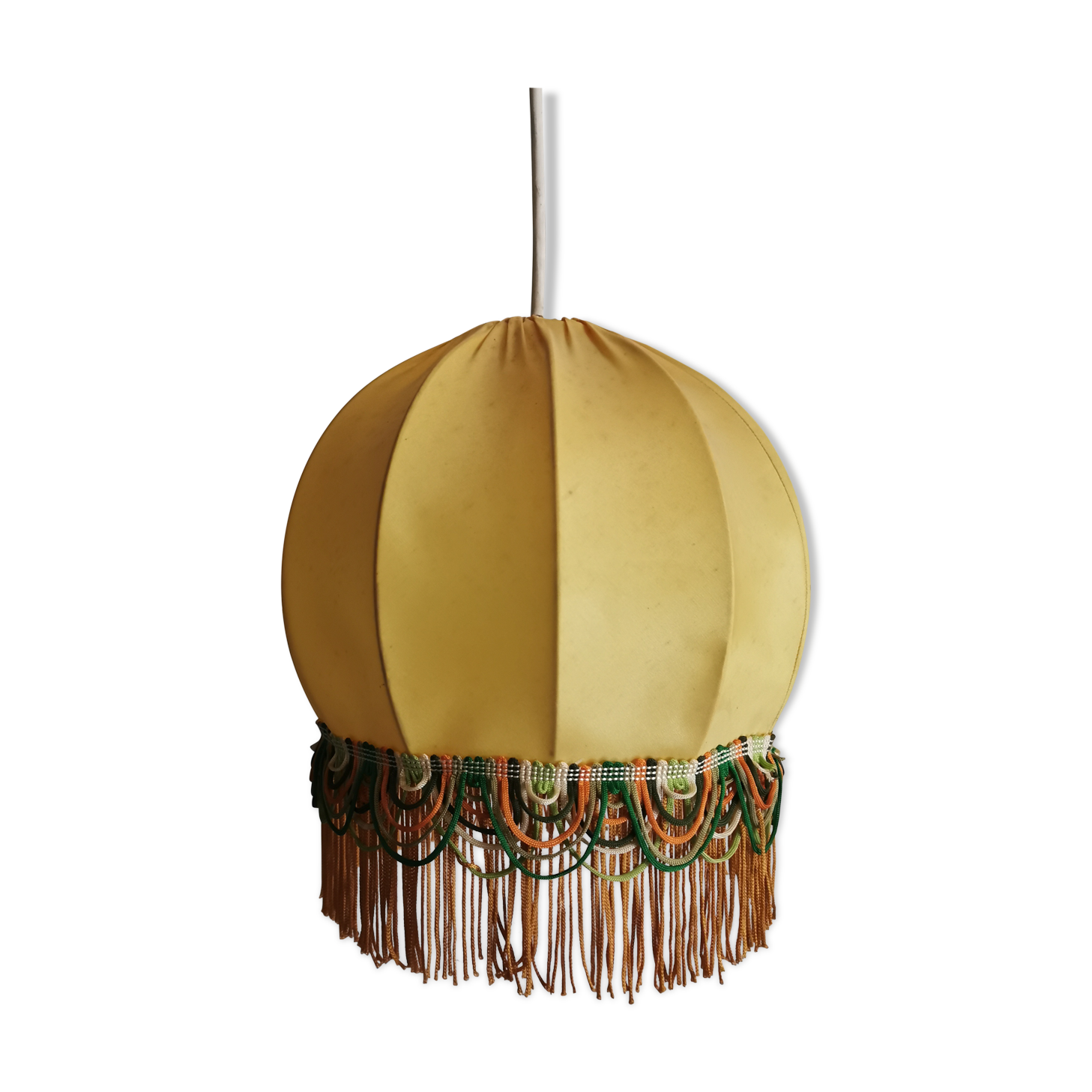Suspension en tissu jaune à franges