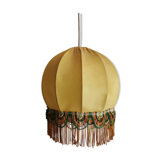 Suspension en tissu jaune à franges