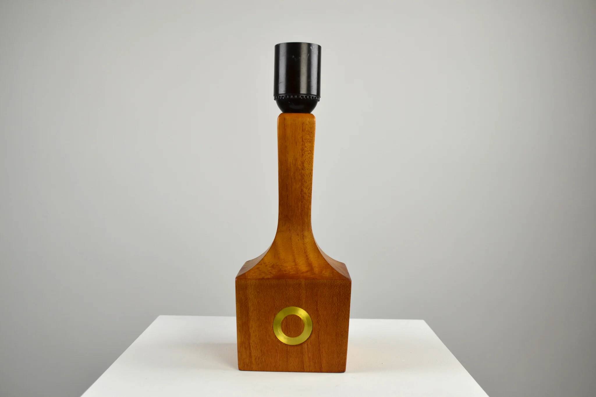 Lampe de table, teck et laiton, années 1960, Suède