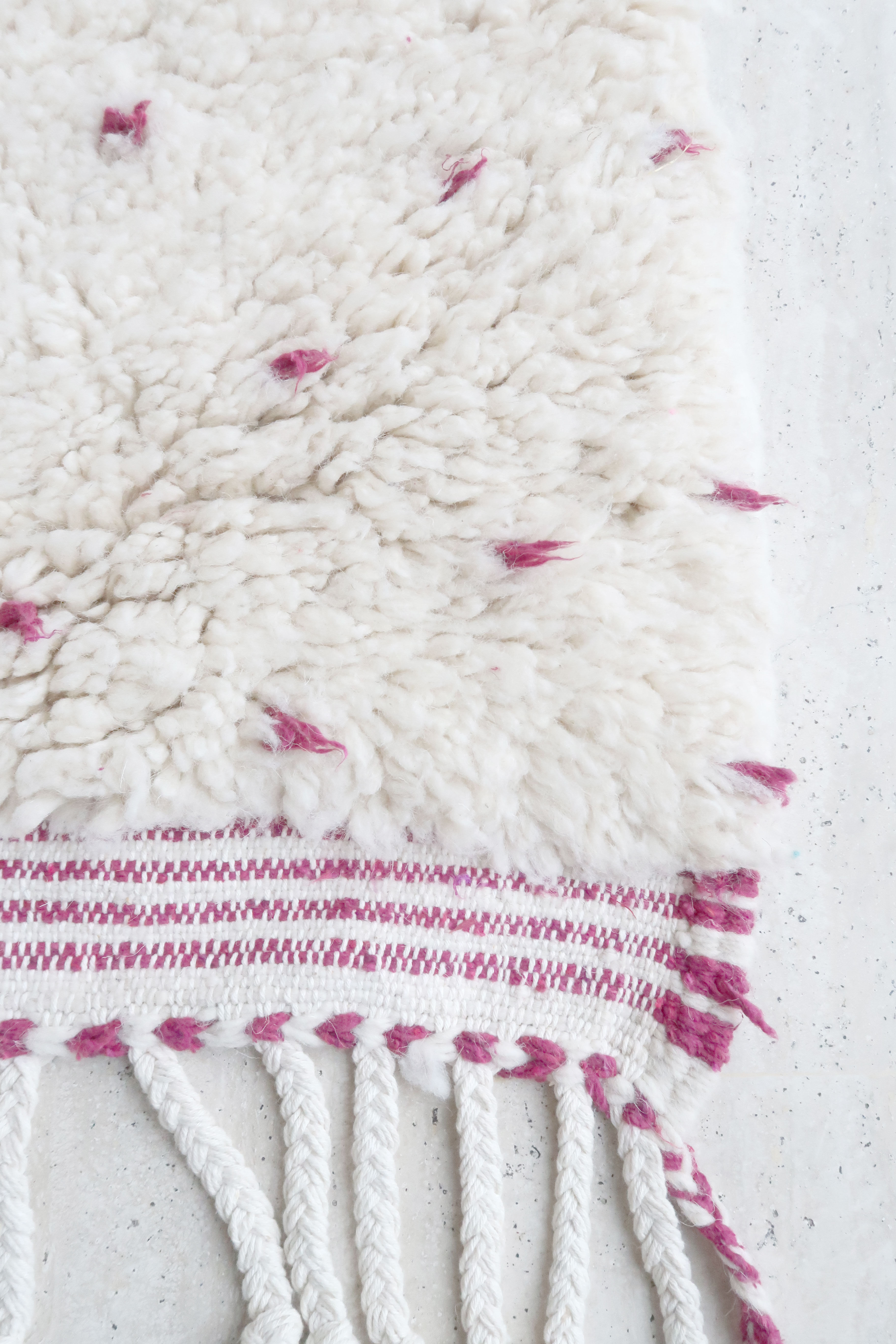 Berber carpet Blessed Ouarain with pink dots fushia and white