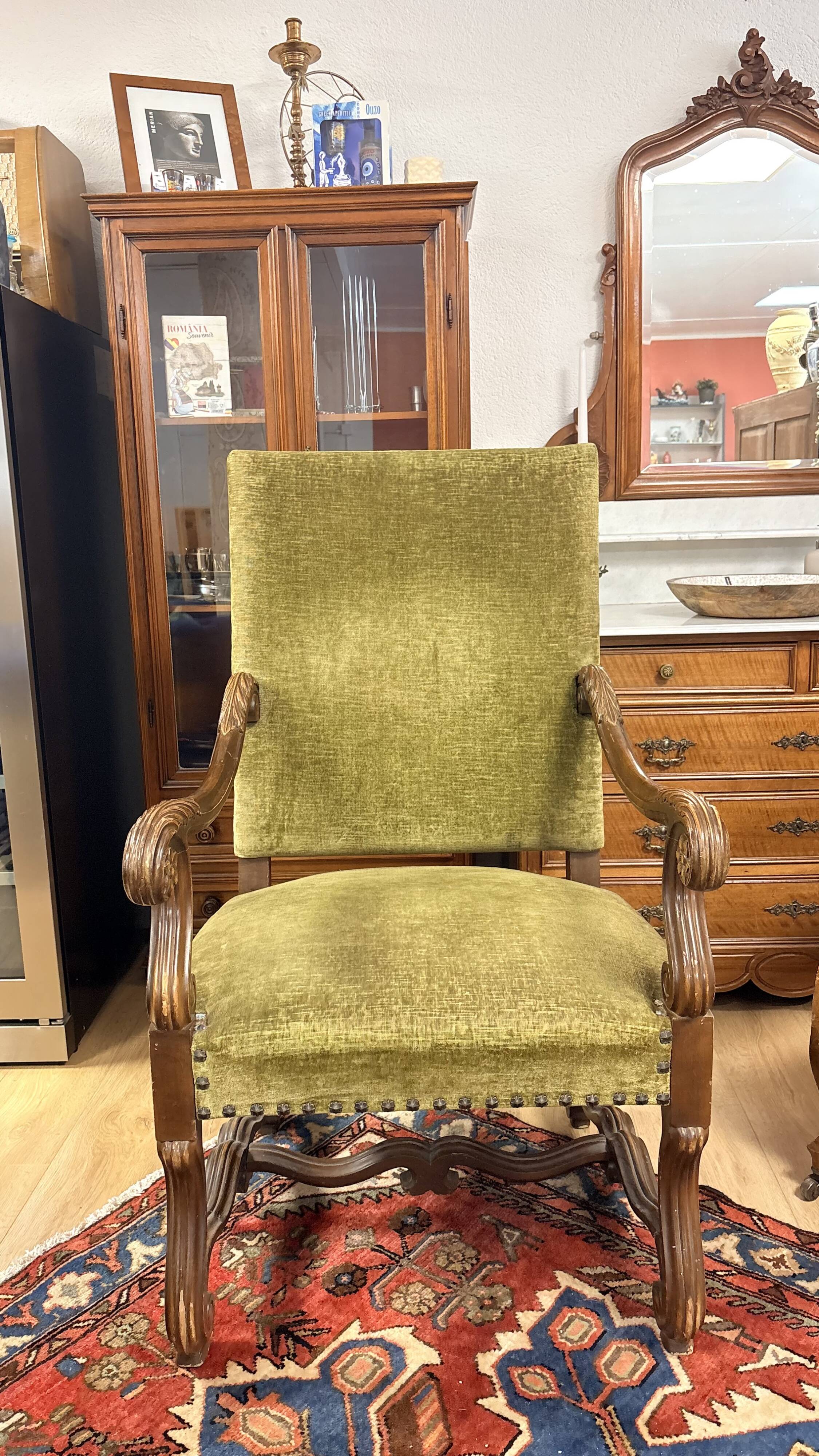 Magnificent armchair in carved solid walnut, in the Henri II style.